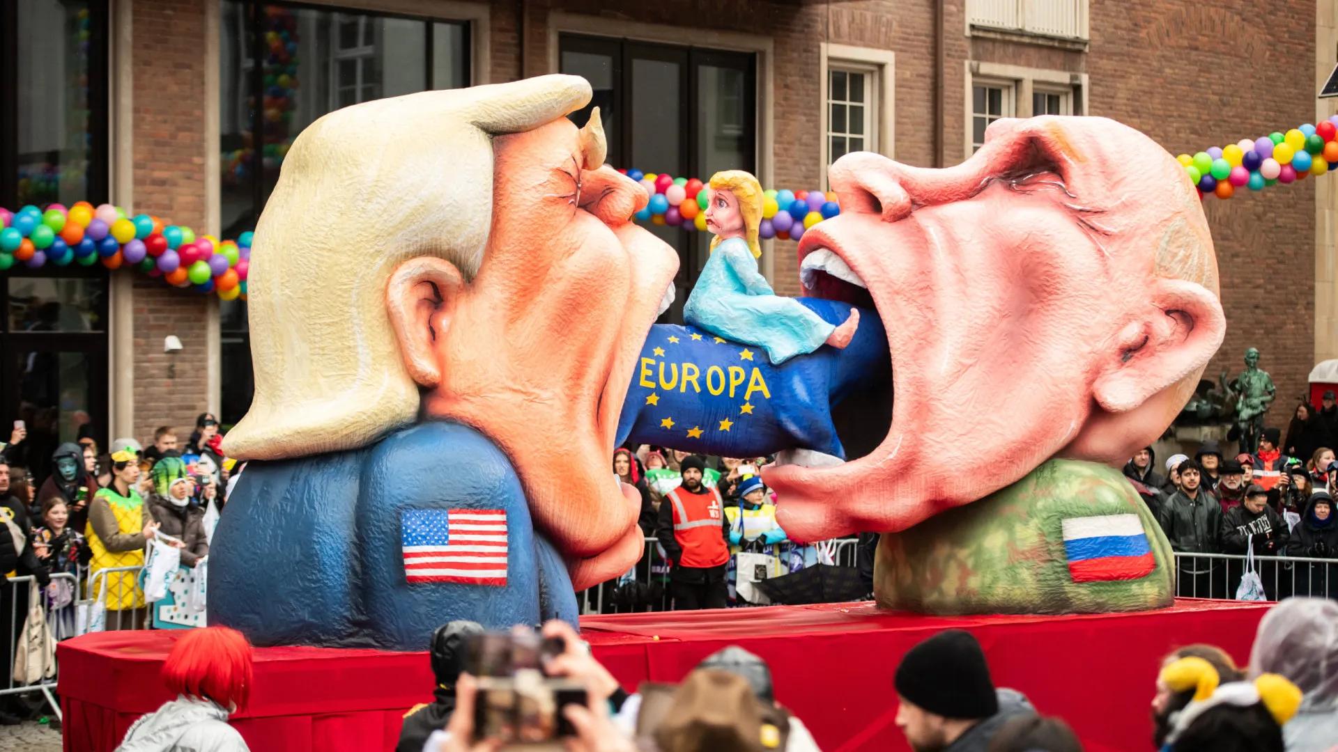 
                    Alemanha enche-se de foliões e de sátiras a Trump (mas não só). Ora veja
                