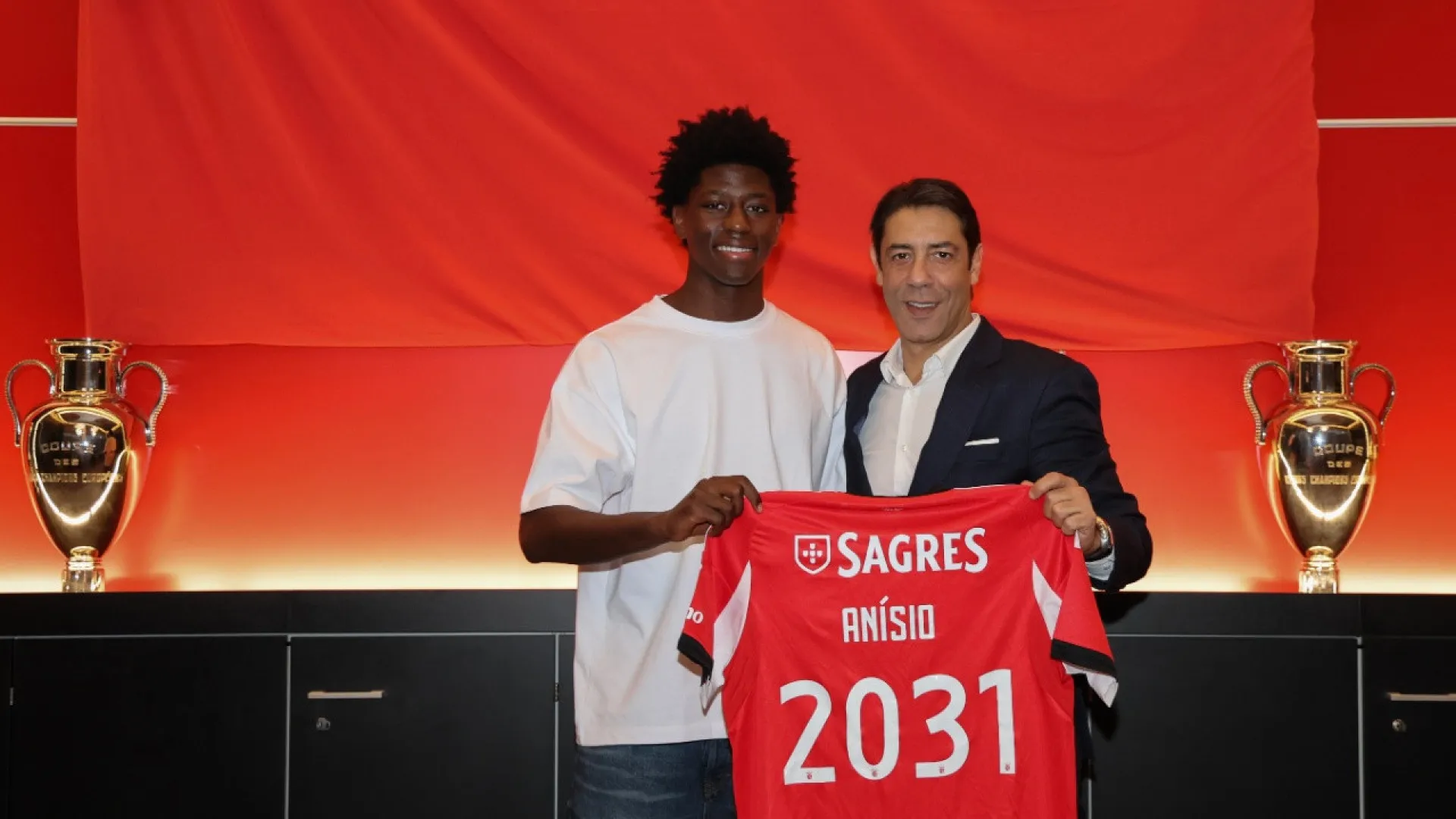 
                    Oficial: Anísio Cabral renova contrato com o Benfica
                