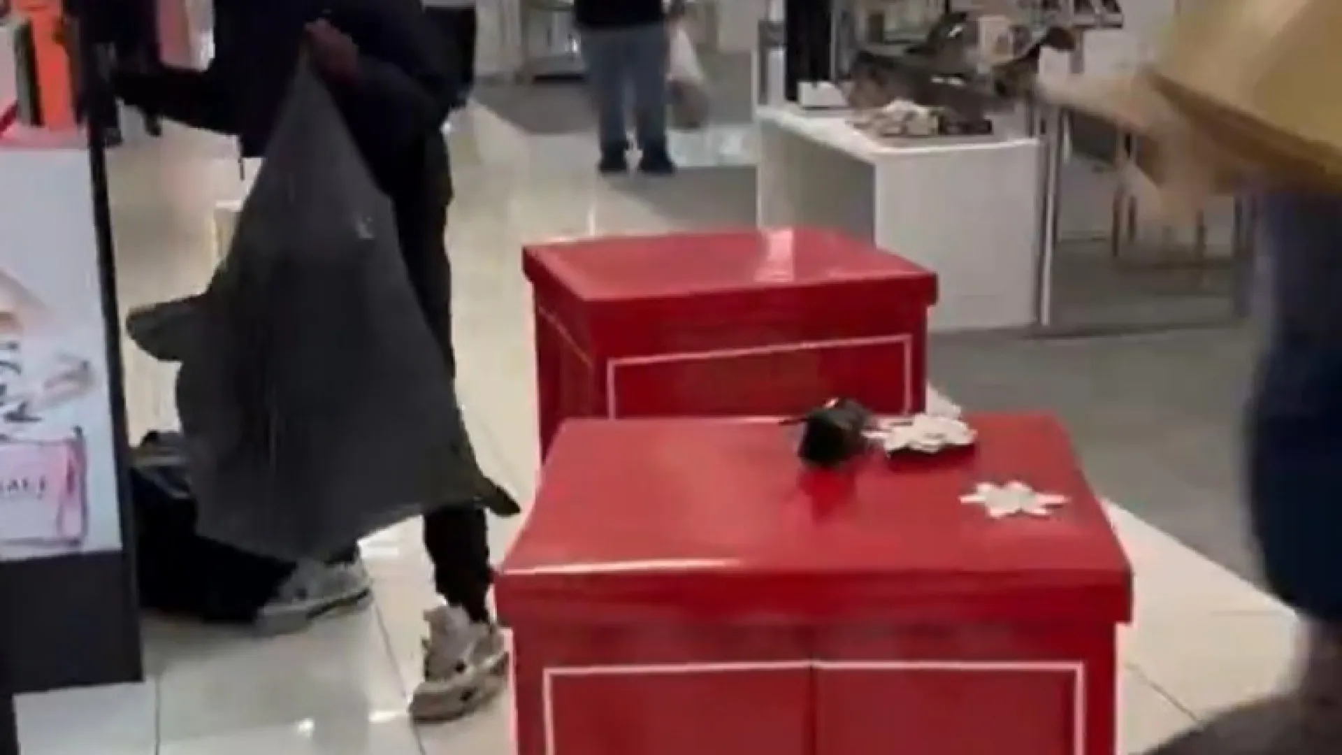 
                    Grupo de ladrões assalta loja da Macy's nos Estados Unidos. Há vídeo
                