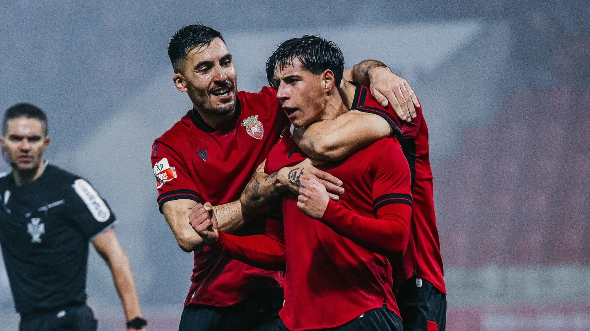 
                    Penafiel vence Lusitânia de Lourosa e larga lugares de descida
                