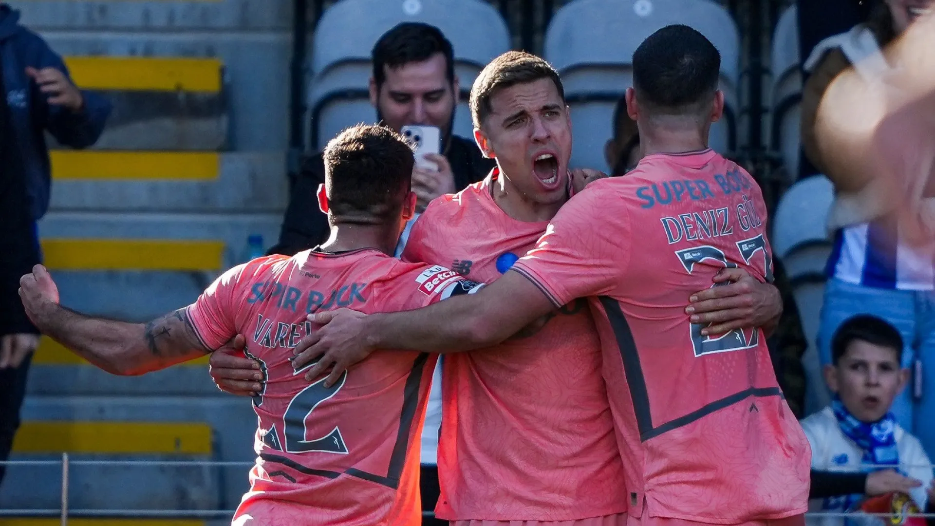 
                    FC Porto, Sporting e Benfica vencem e tudo fica igual na luta pelo título
                