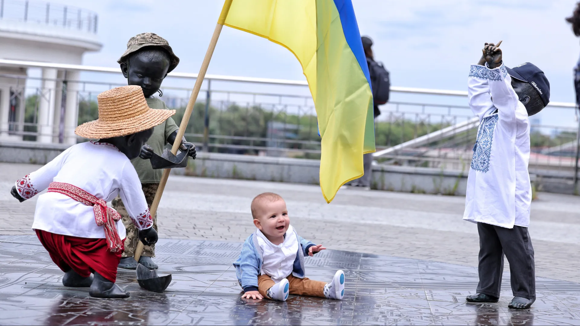 
                    Em plena guerra, Ucrânia financia criopreservação de sémen de soldados
                
