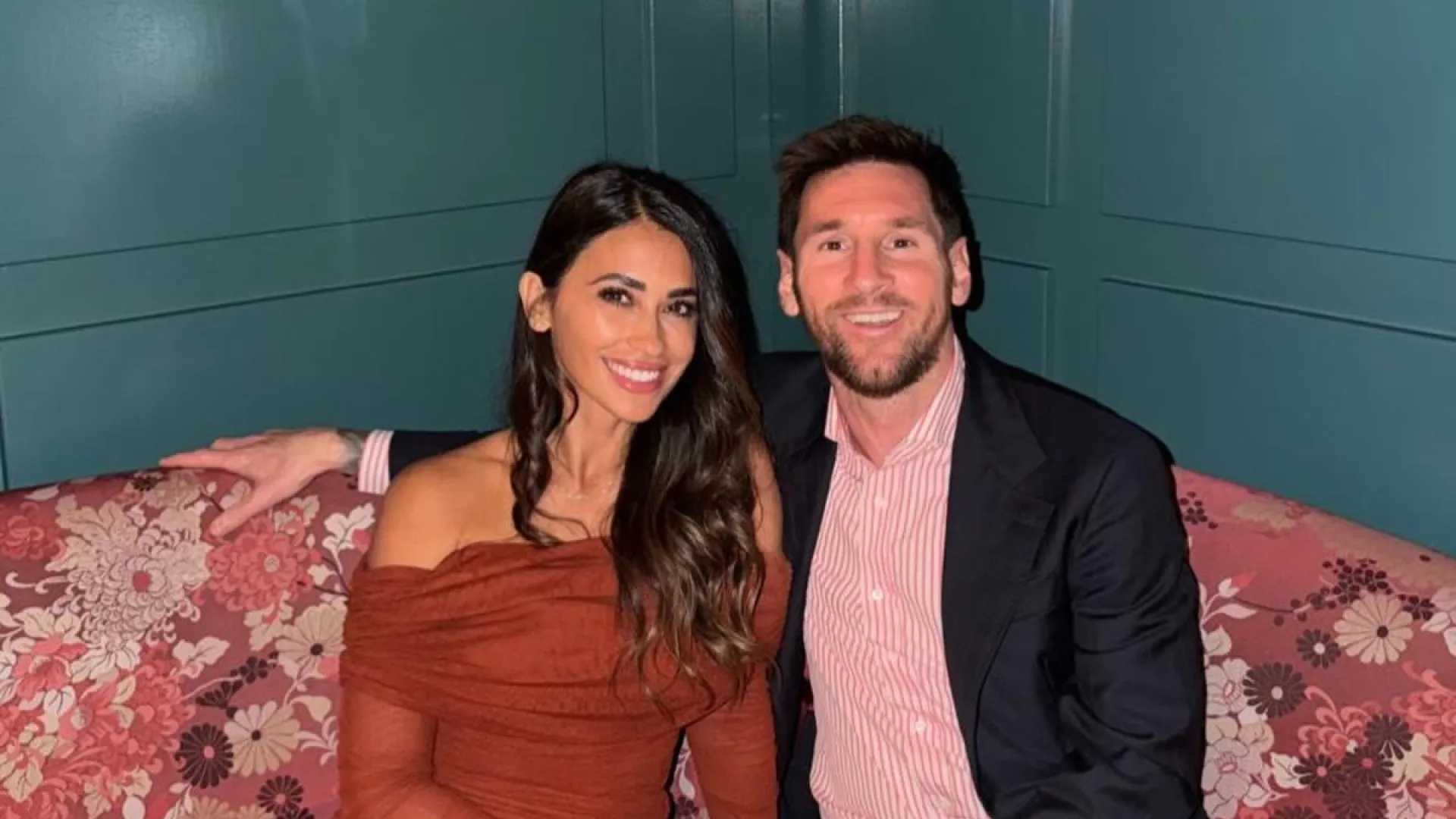 
                    Messi oferece presente especial (e gigante) a Antonela Roccuzzo 
                