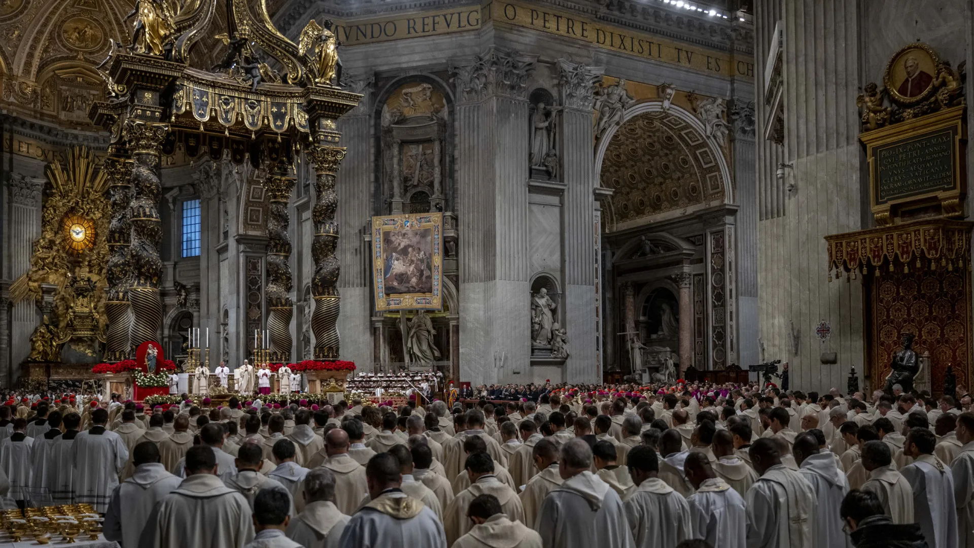 
                    Basílica de São Pedro faz anos e vai usar IA para traduzir missas
                