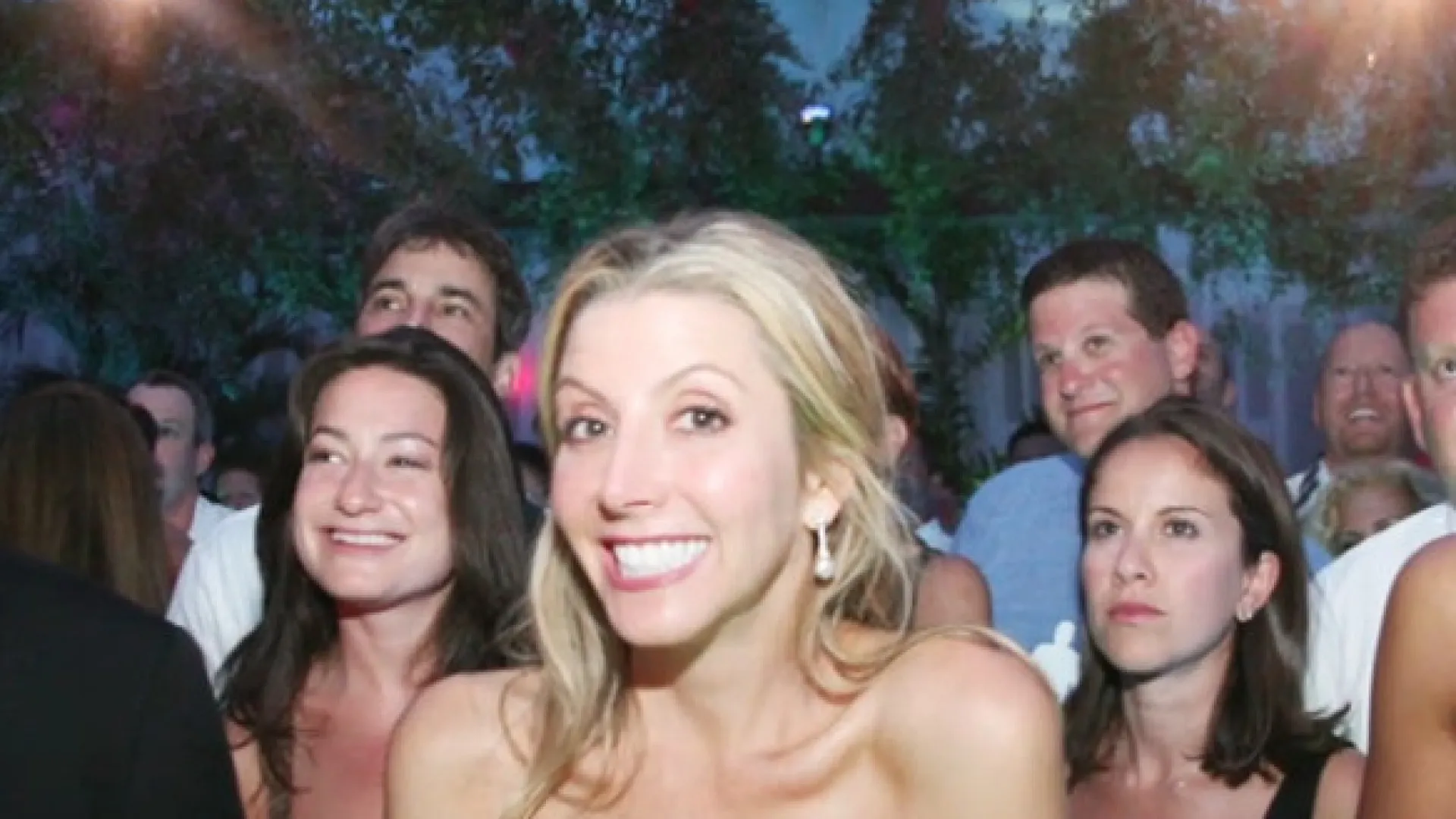 
                    Um vestido de casamento... 13 noivas. Tudo começou com duas desconhecidas
                