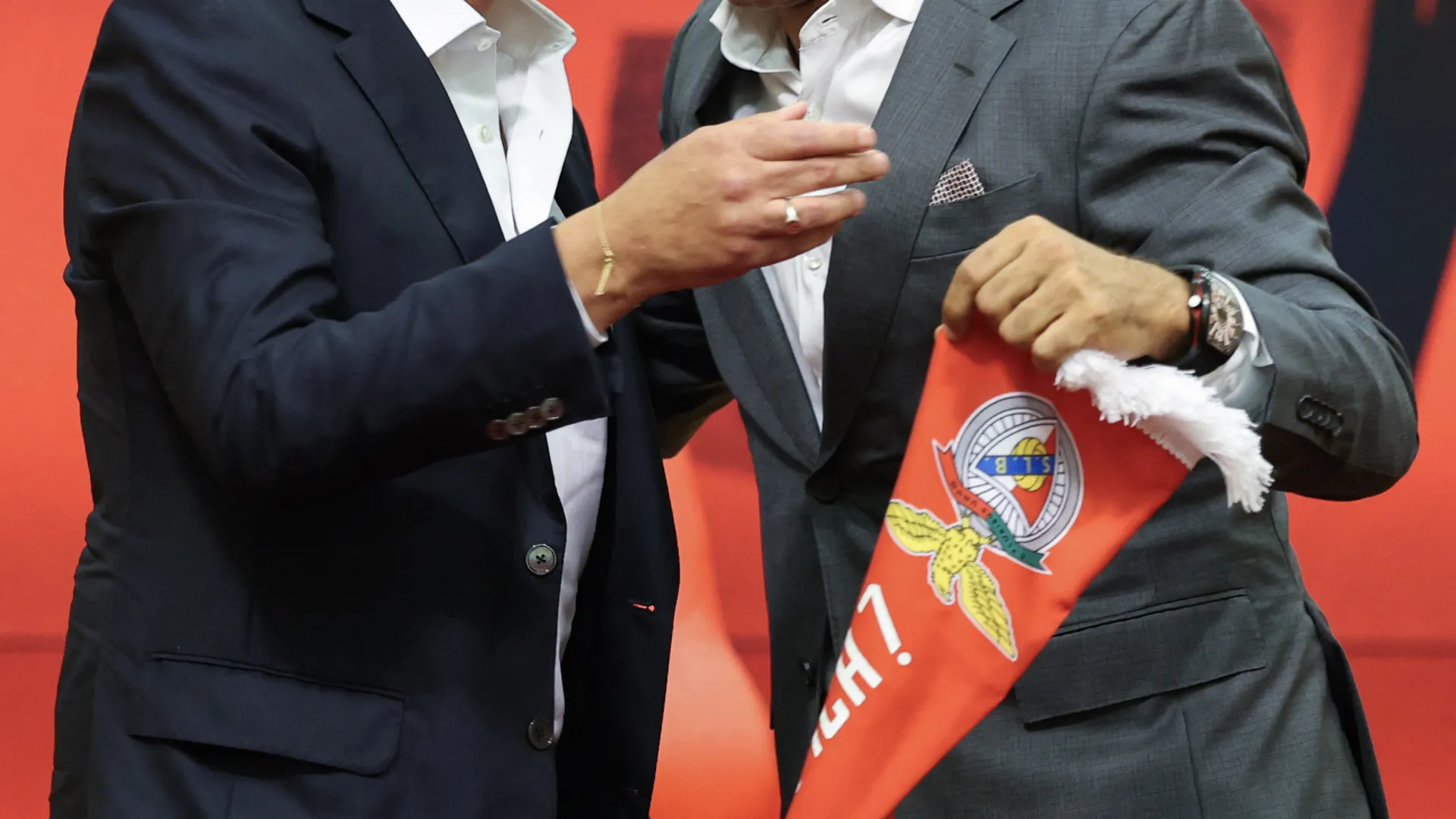 
                    Apanhado por espanhóis, Rui Costa confirma futuro de Mourinho no Benfica
                