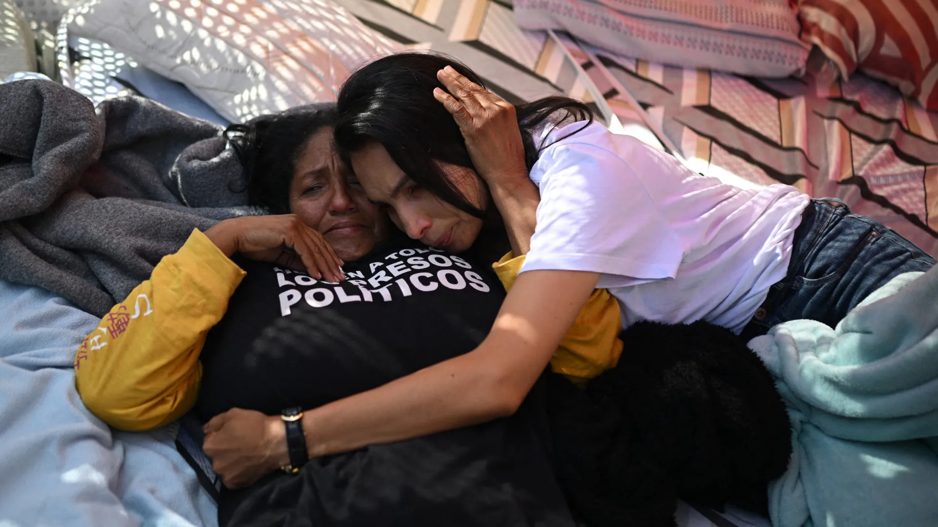 
                    Familiares de presos políticos em greve de fome há 72h em Caracas
                