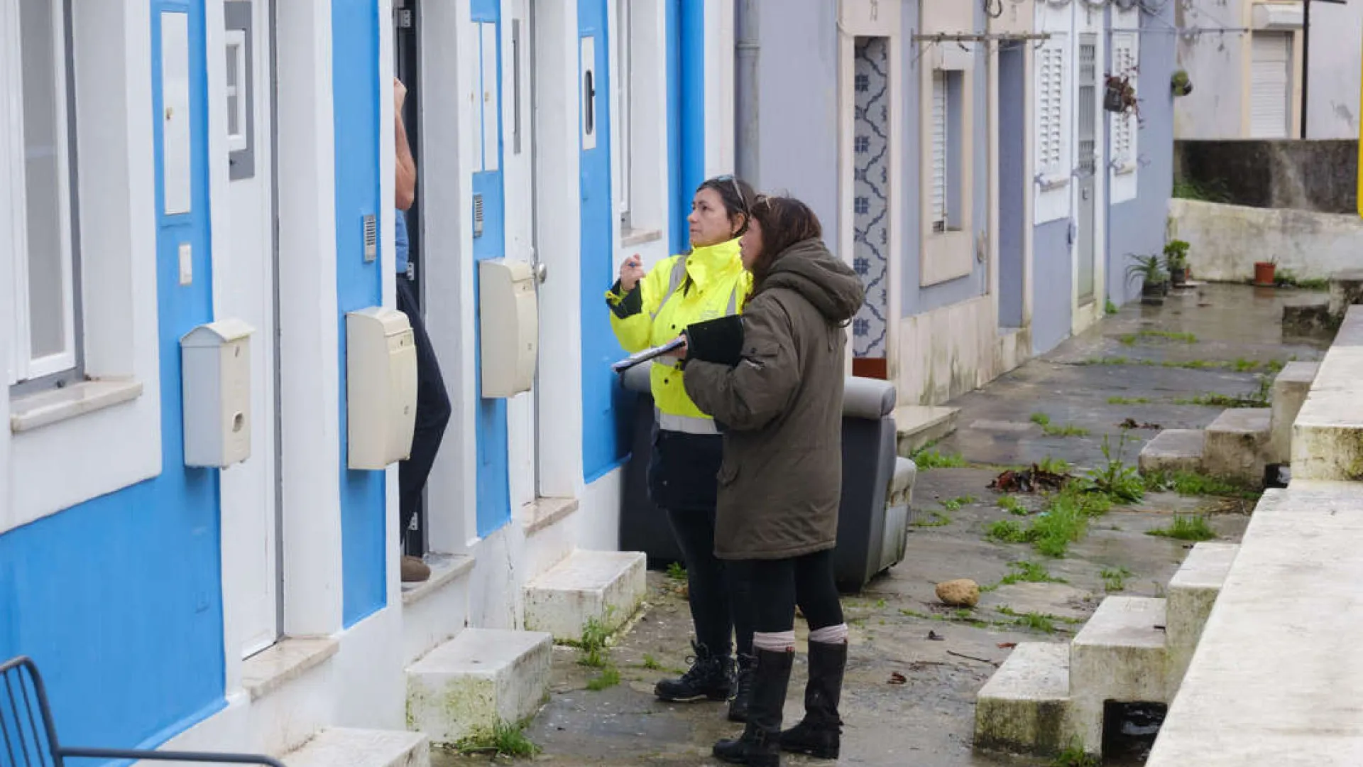 
                    Almada: 30 pessoas retiradas após deslizamento de terras
                