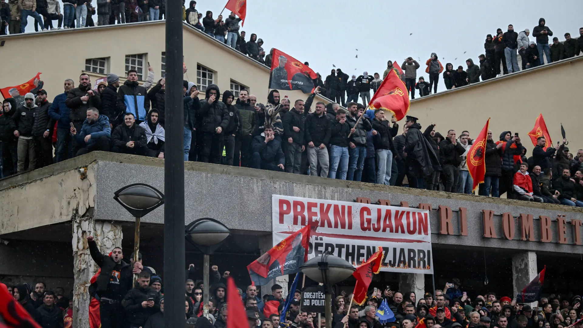 
                    Milhares em Pristina apoiam ex-líderes julgados por crimes de guerra
                