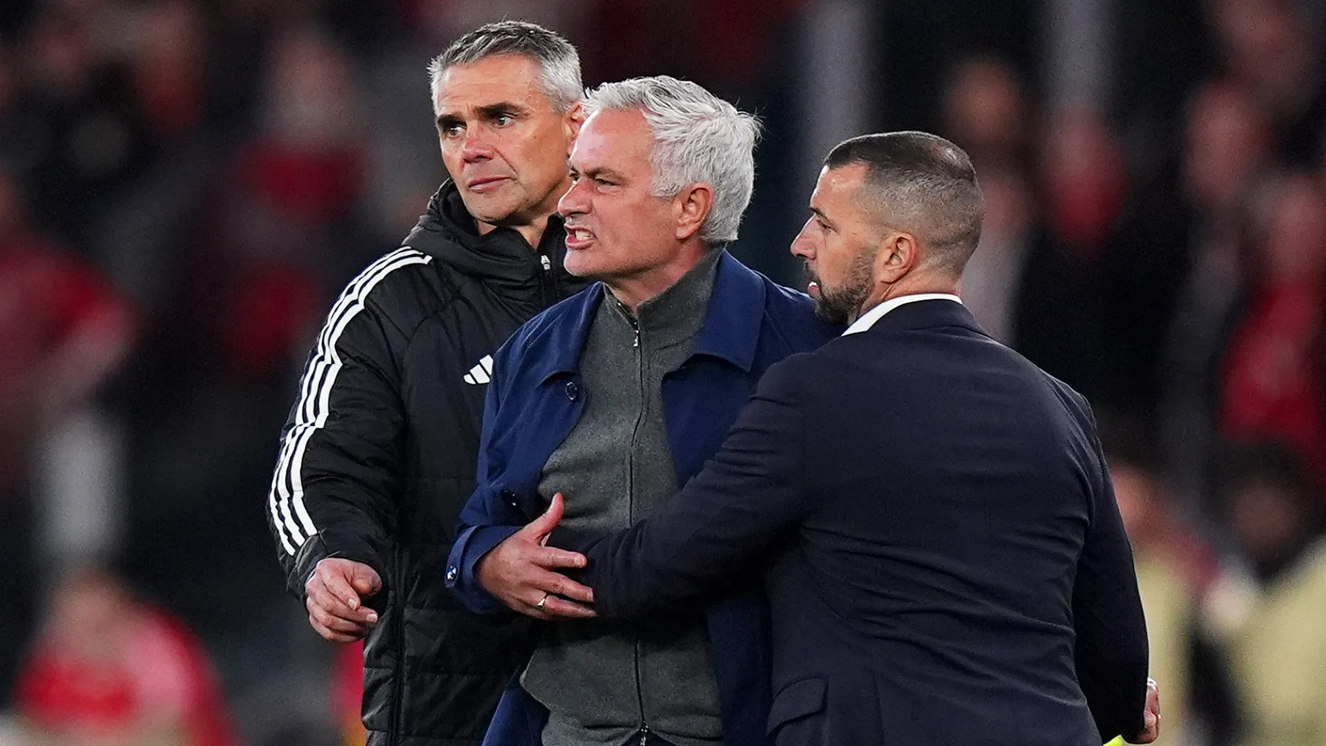 
                    Até foi agarrado. Mourinho expulso no Benfica-Real Madrid por causa disto
                