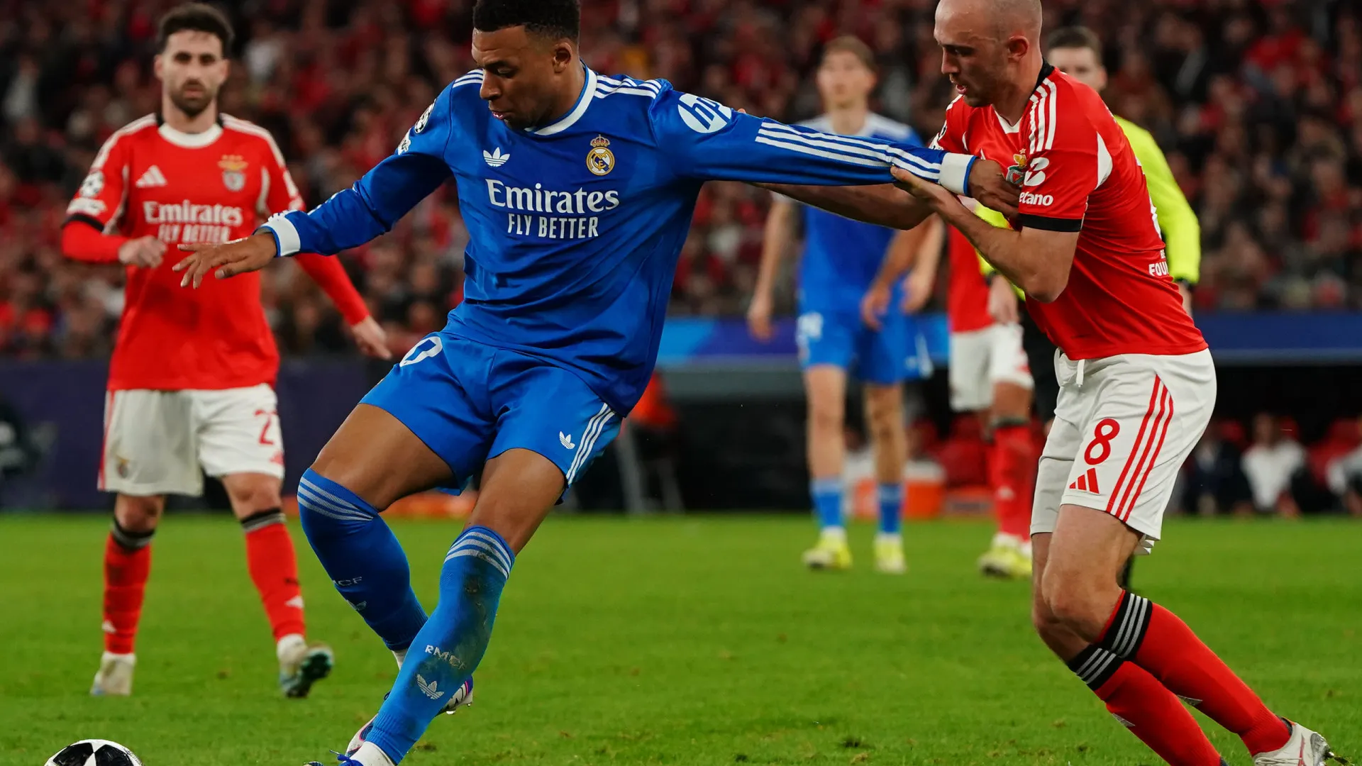 
                    EM DIRETO: Real Madrid vence Benfica. PSG remonta no Mónaco
                