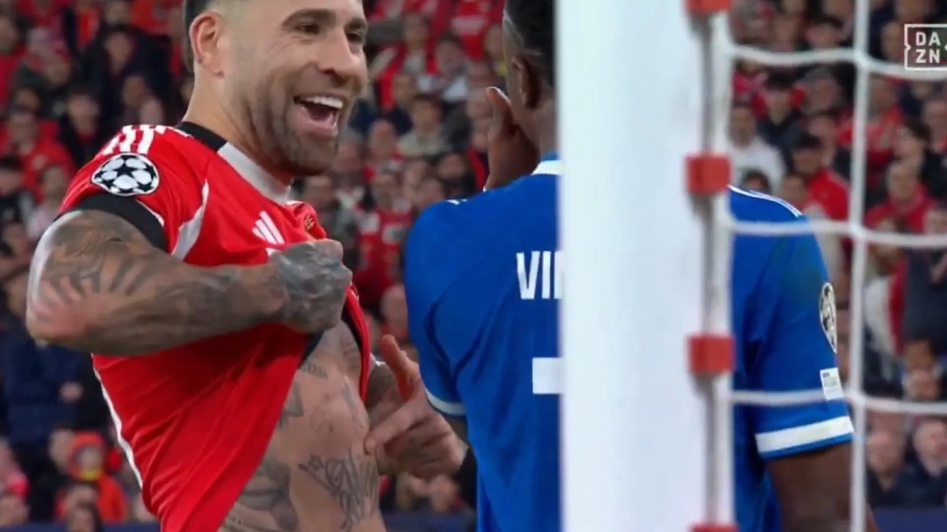 
                    Ambiente ferveu na Luz. Otamendi provocou Vinícius Jr. com este gesto
                