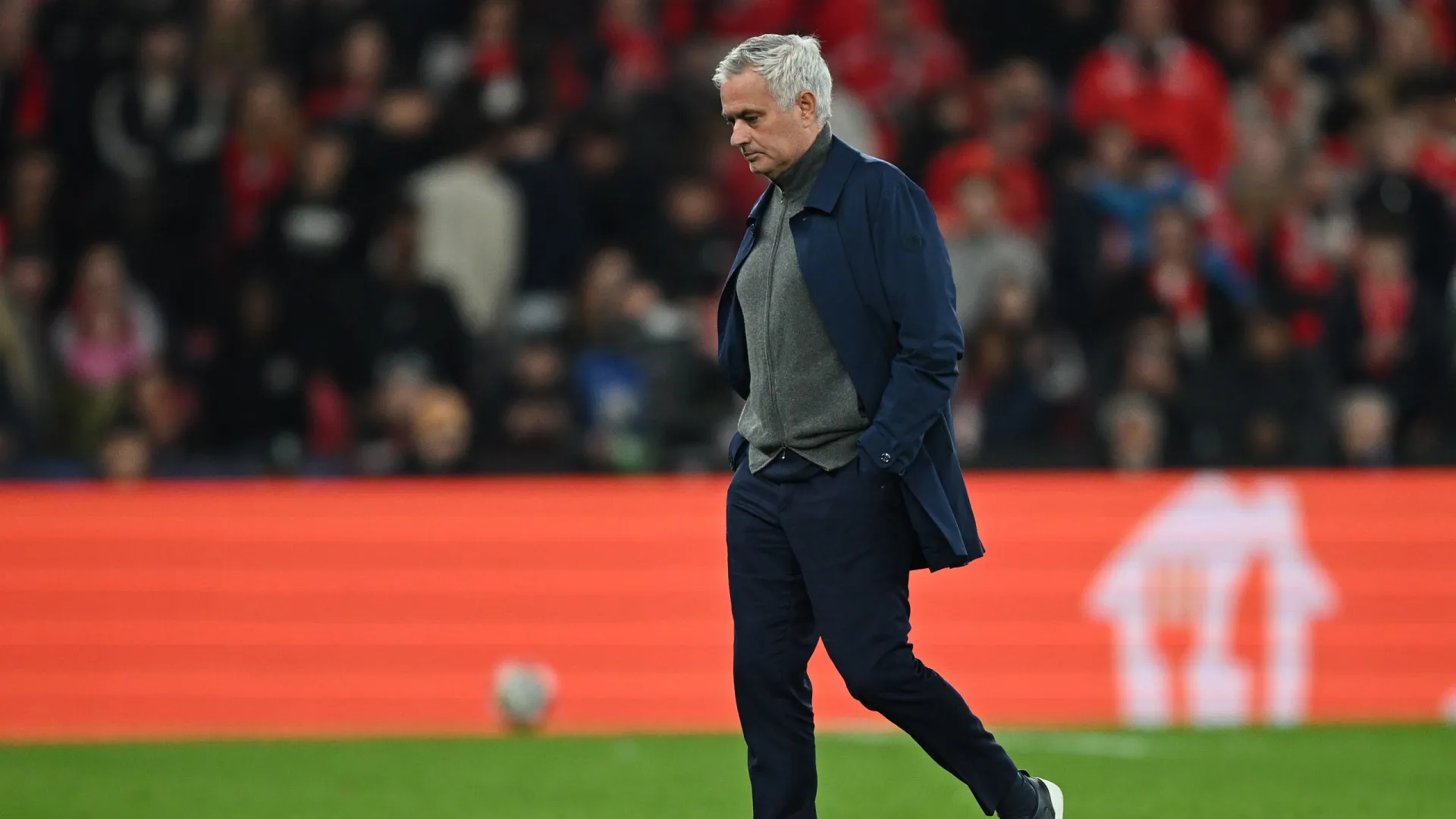 
                    Mourinho conta o que disse a Vinícius e arrasa árbitro: 