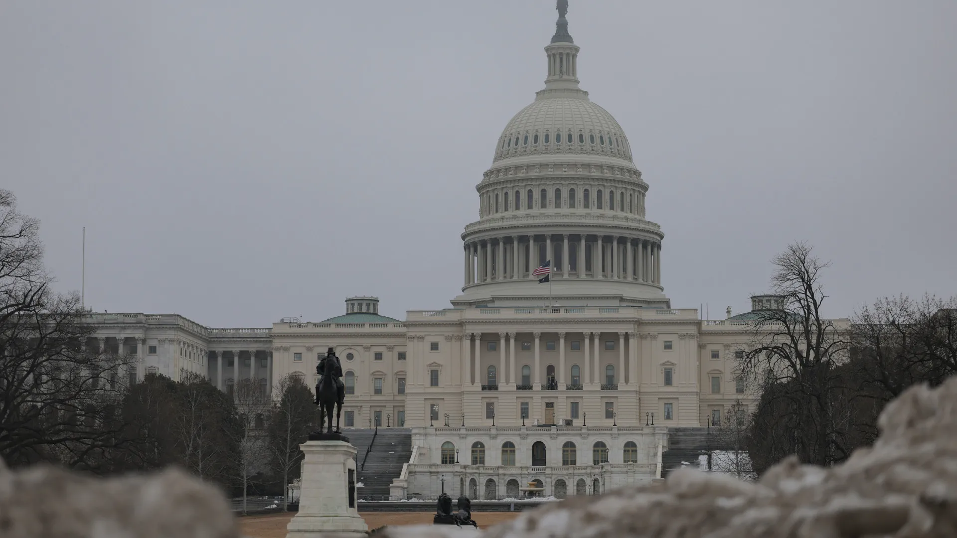 
                    Polícia detém homem com espingarda perto do Capitólio nos EUA
                