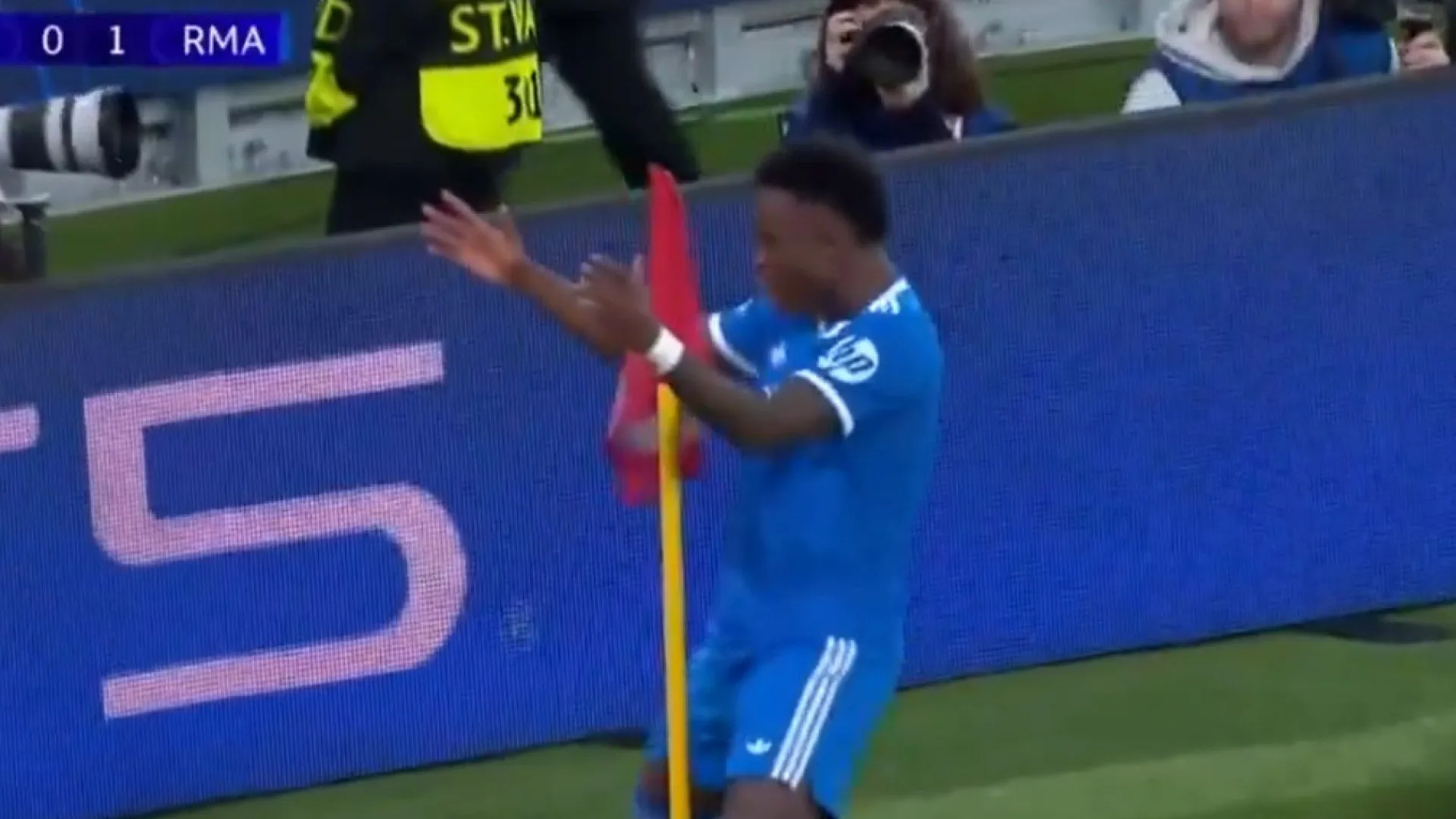 
                    Vinícius Jr. marcou este golaço no Benfica-Real Madrid antes da polémica
                