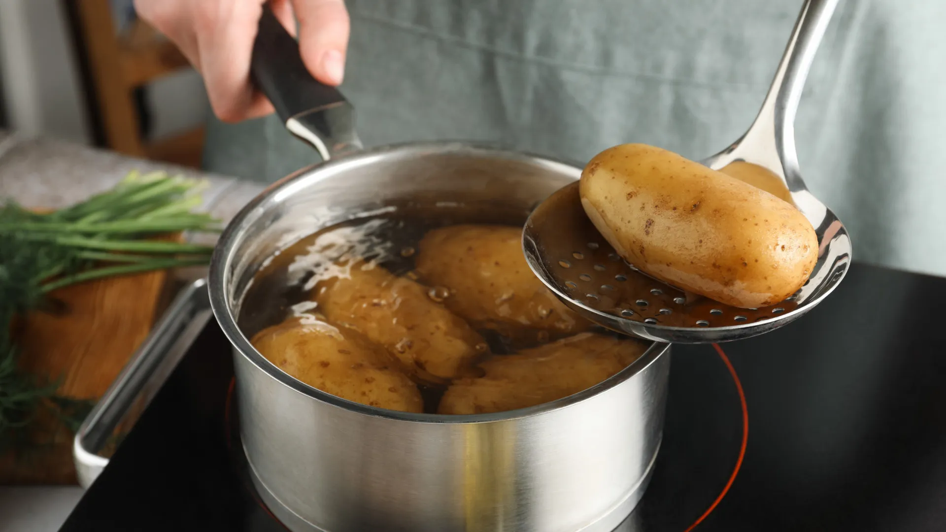 
                    O truque genial para conseguir cozer batatas em poucos minutos
                