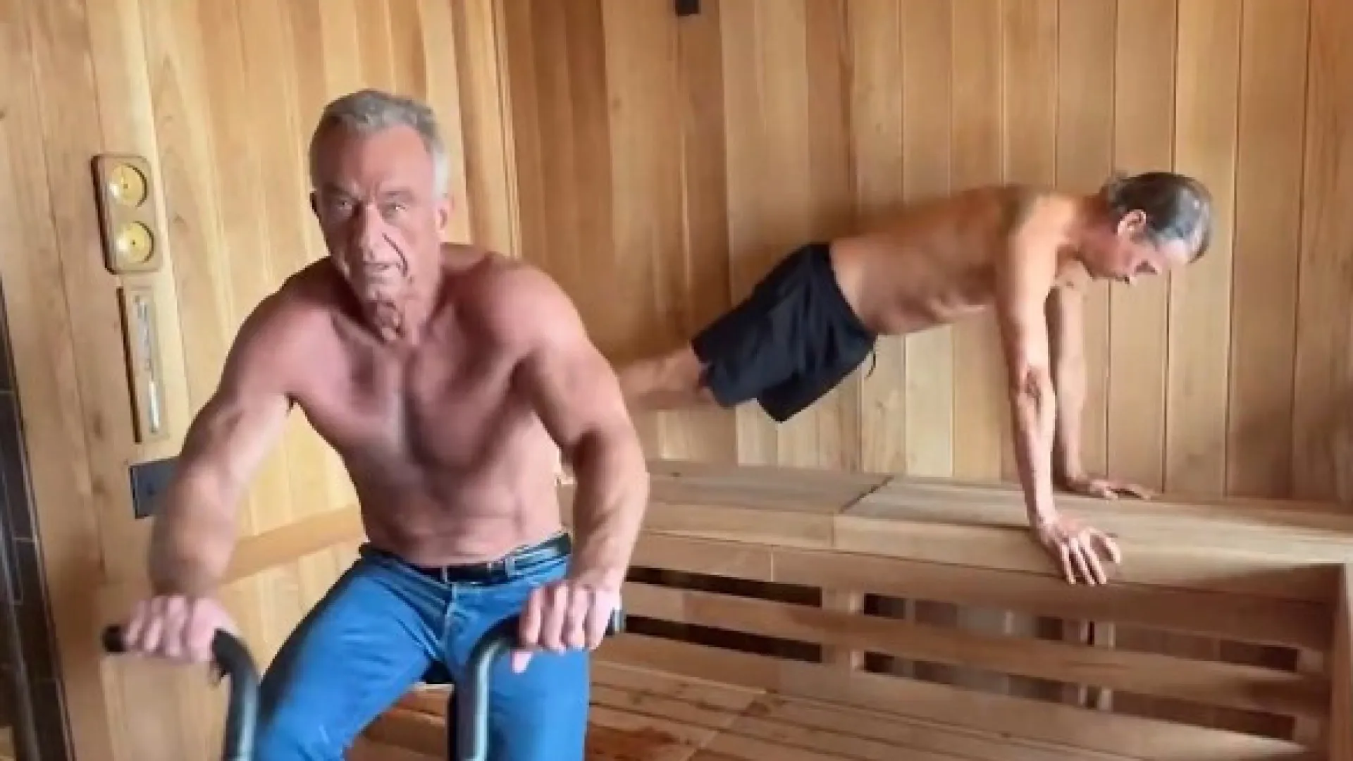 
                    Kennedy Jr. faz exercício descalço e de calças de ganga. 