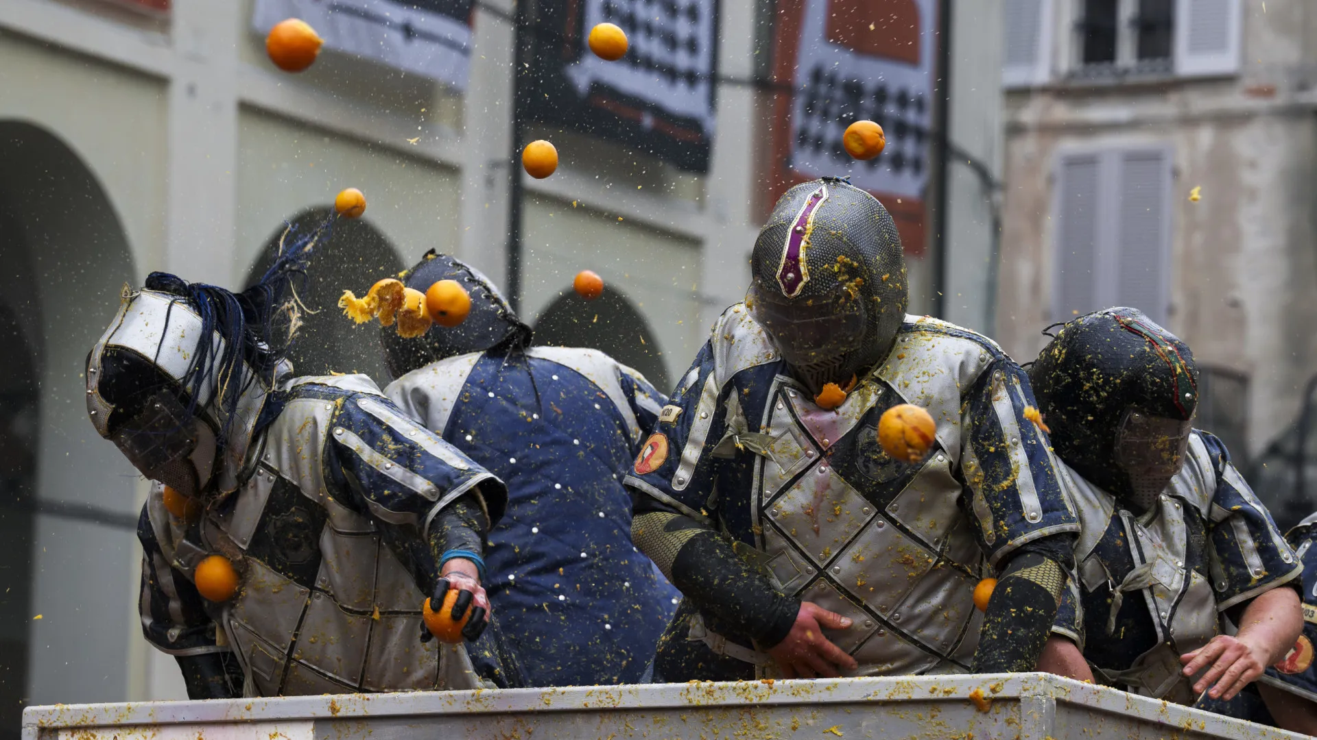 
                    Nesta cidade italiana o Carnaval celebra-se com uma Batalha de Laranjas
                