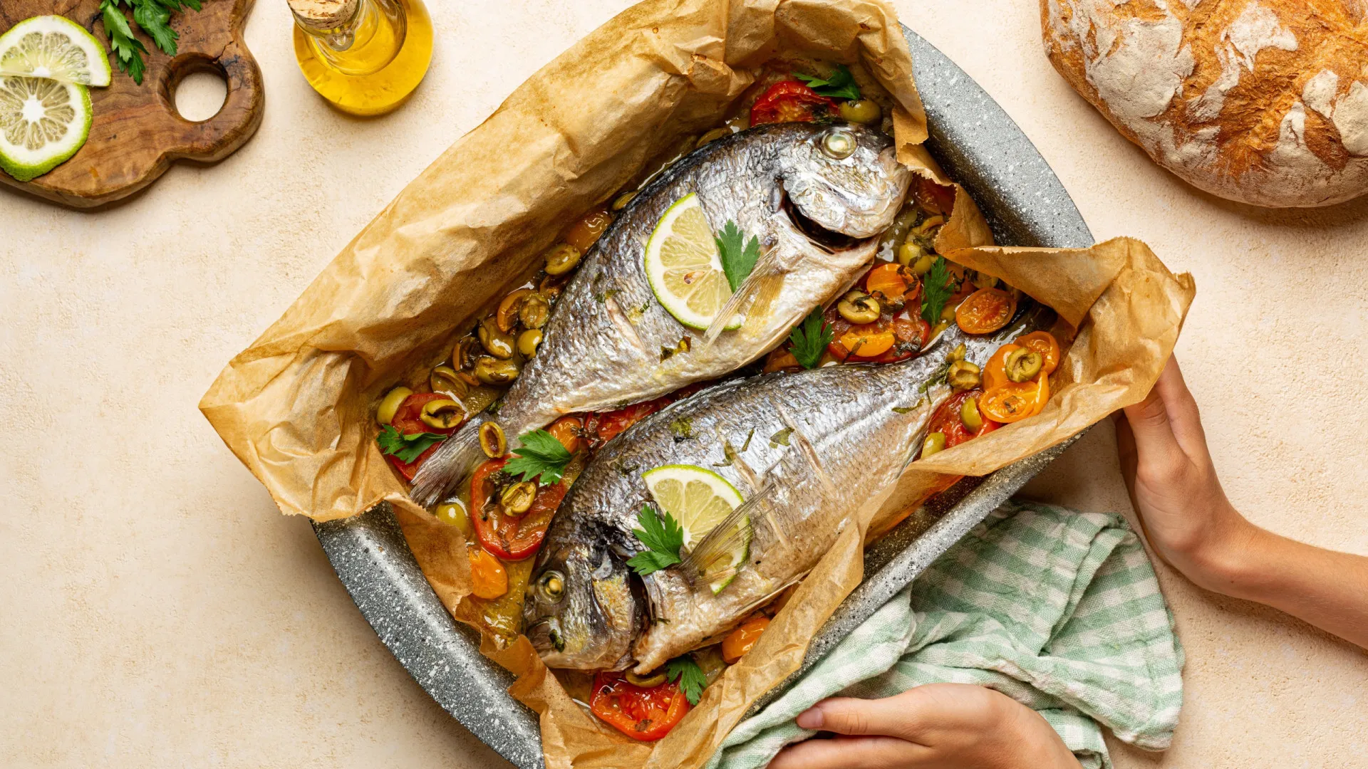 
                    À portuguesa! A receita de dourada no forno com batatas (no ponto!)
                