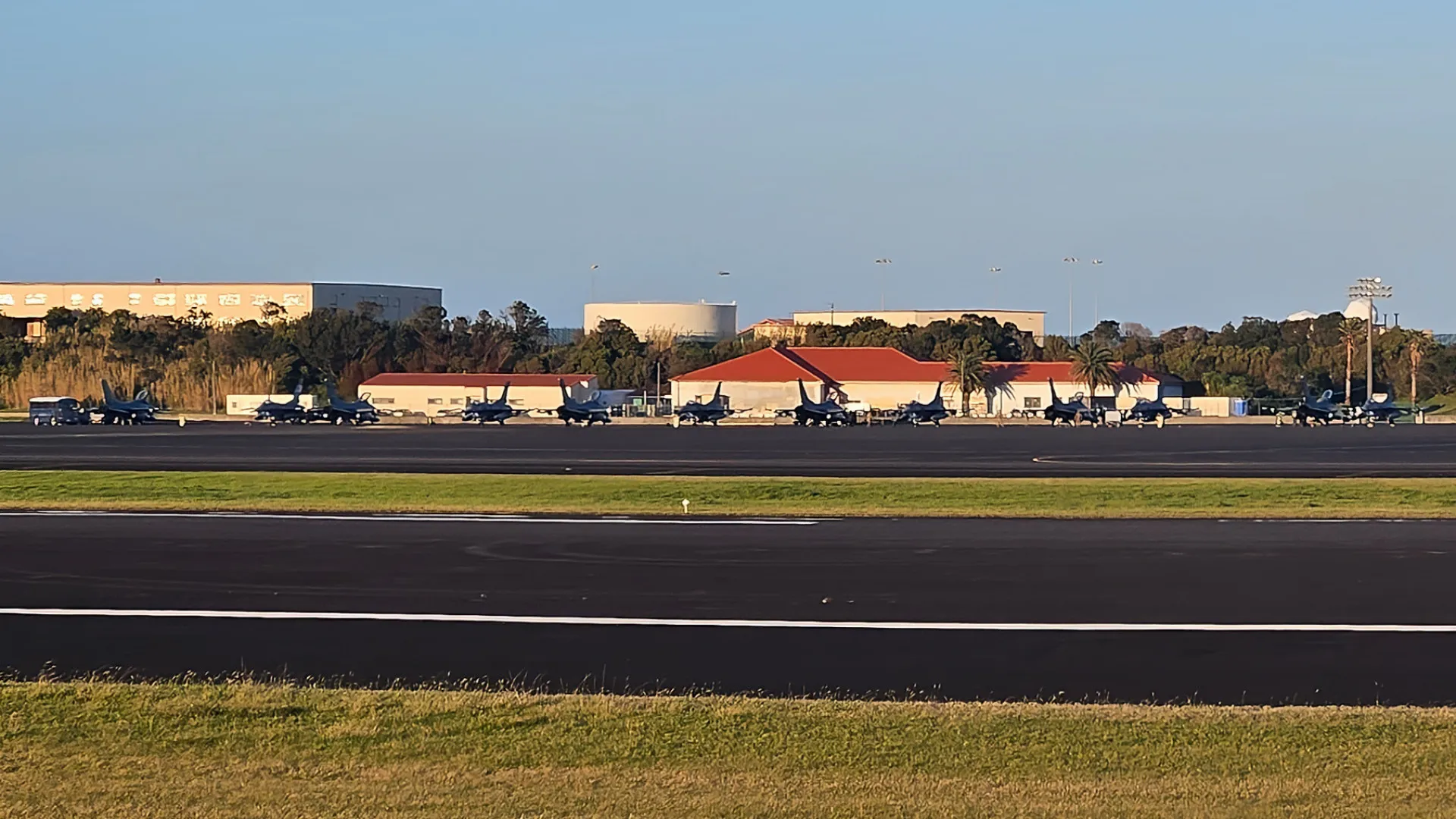 
                    Doze caças F16 e 400 militares dos EUA. O que se passa na Base das Lajes?
                