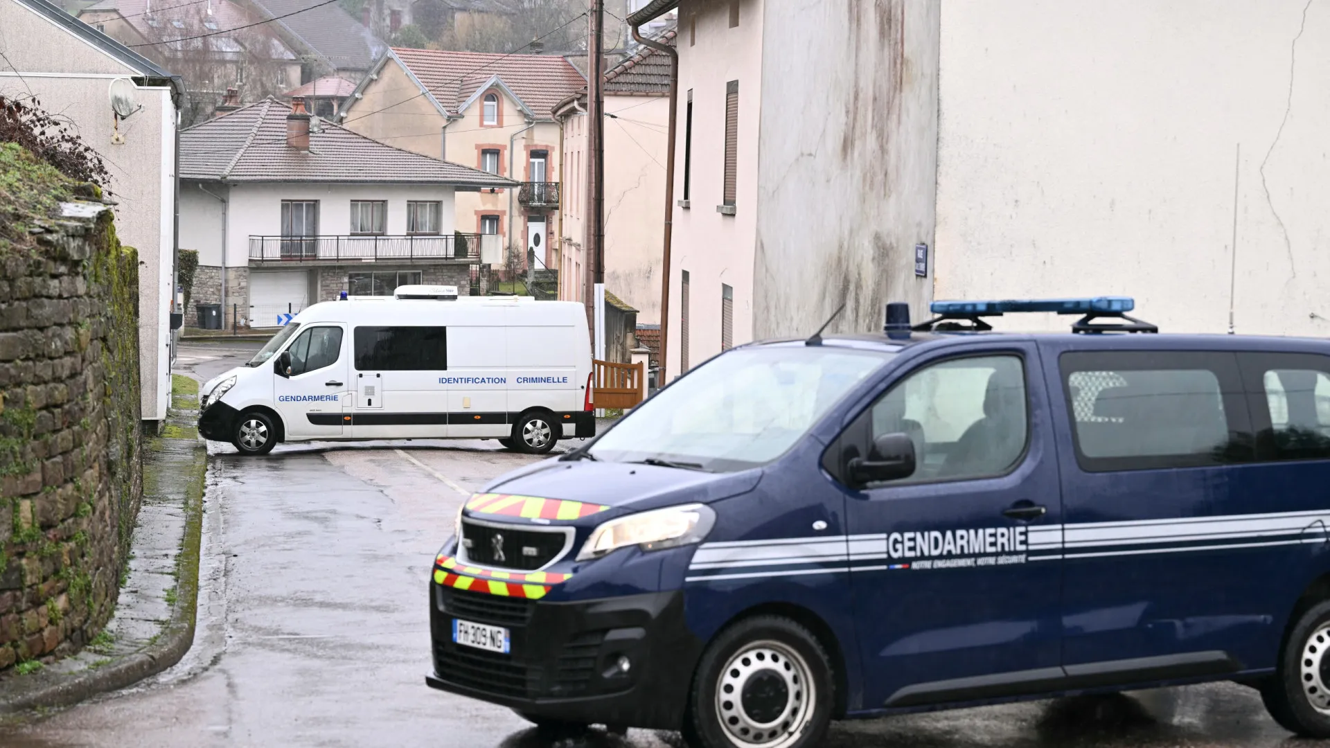 
                    Polícia volta a casa onde portuguesa congelou bebés para ver se há mais
                