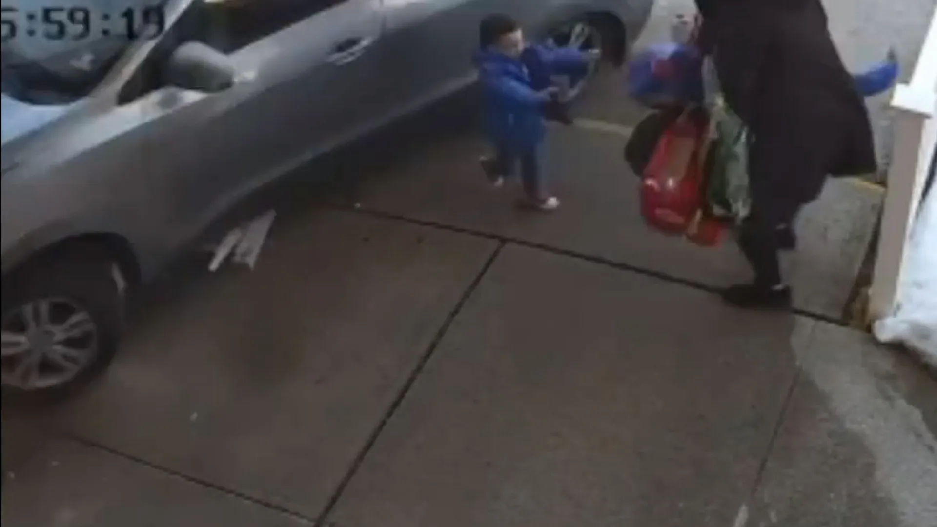 
                    Condutora alcoolizada atinge mãe e 2 crianças à porta de creche nos EUA
                