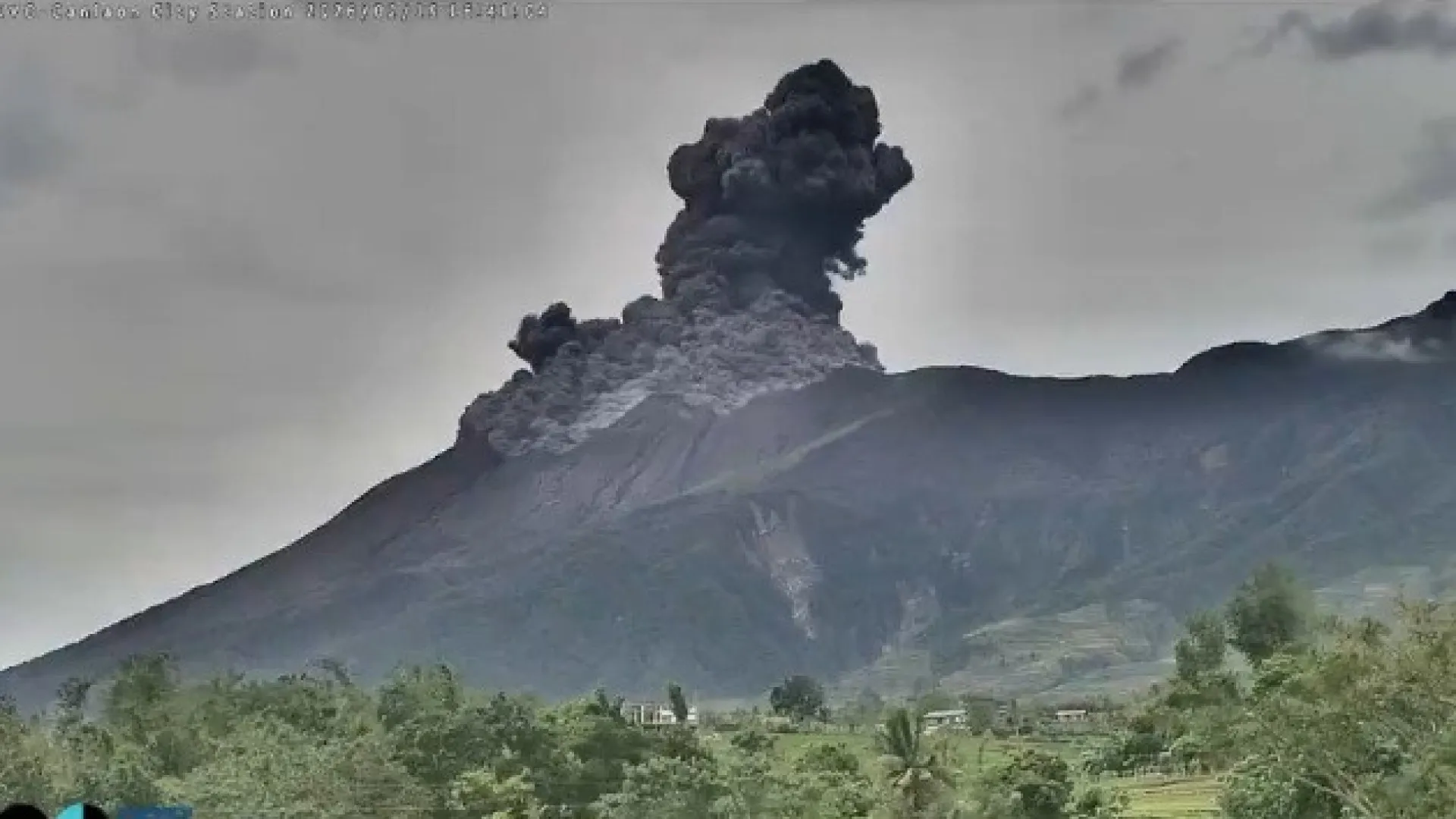 
                    Vulcão Kanlaon entrou em erupção. Assista ao momento
                