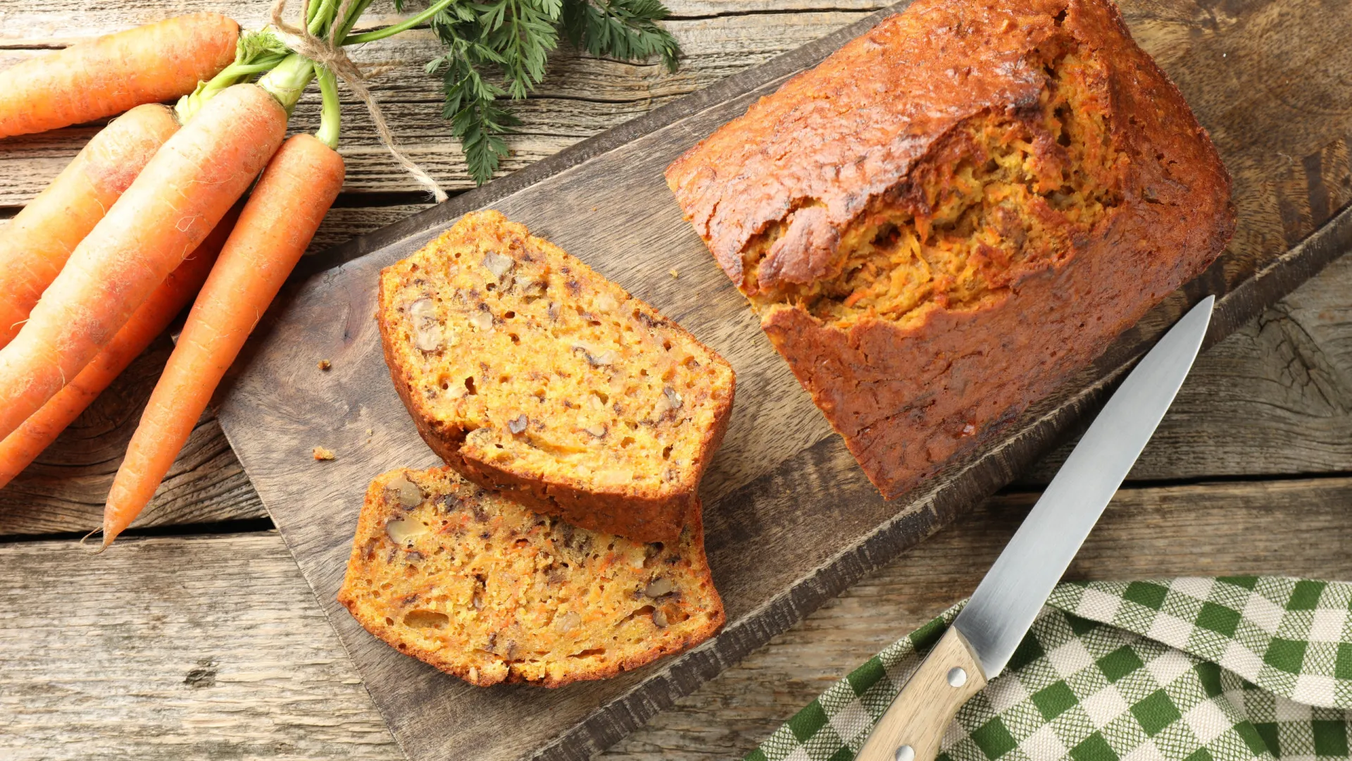 
                    A receita irresistível do bolo de cenoura, noz e amêndoa da tia Cátia
                