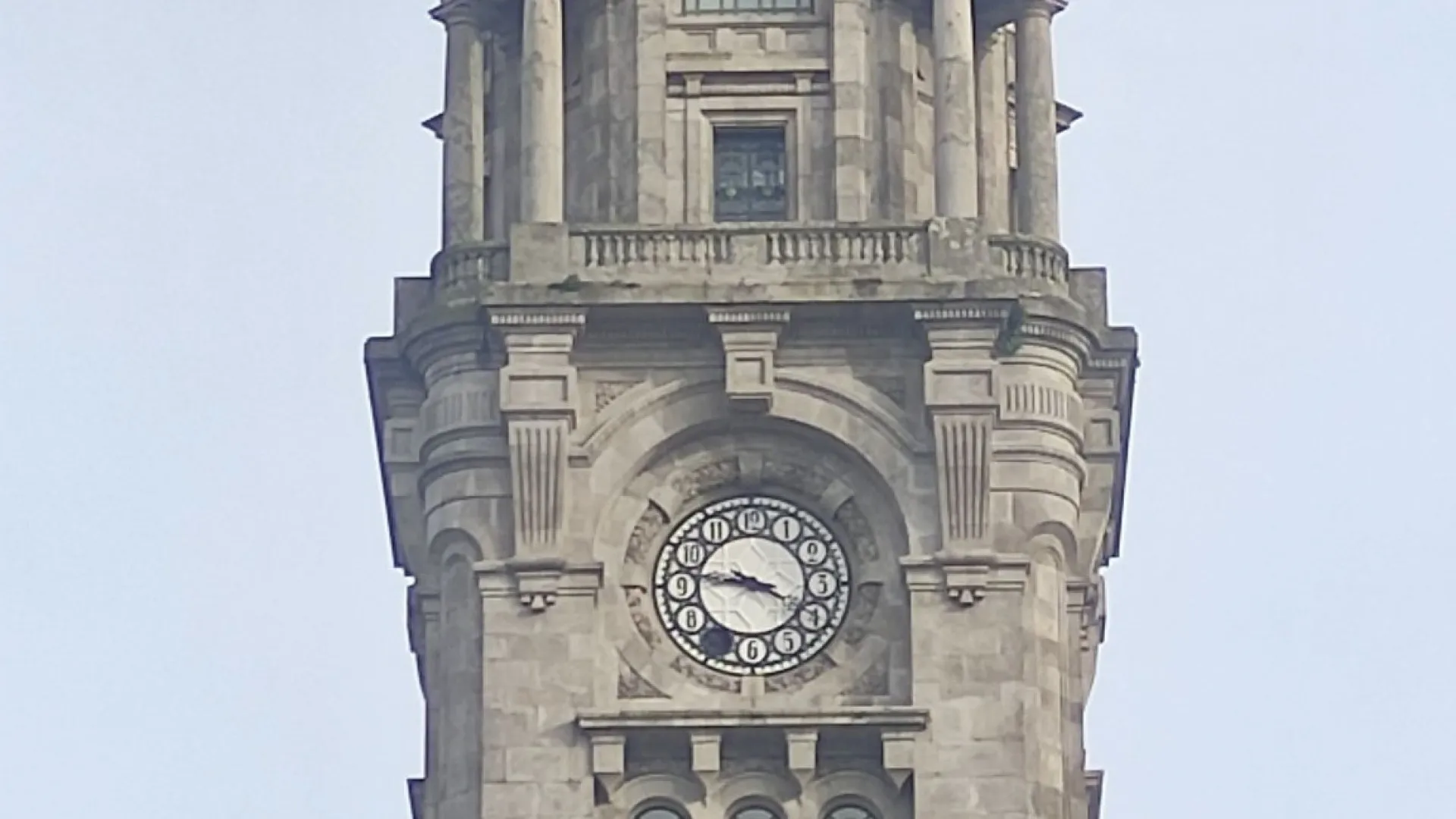 
                    Relógio do edifício da Câmara do Porto perdeu o número 7 com o mau tempo
                