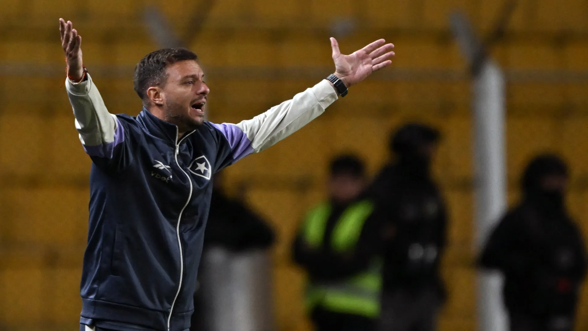 
                    Seis jogos, seis derrotas. Anselmi vai de mal a pior no Botafogo
                