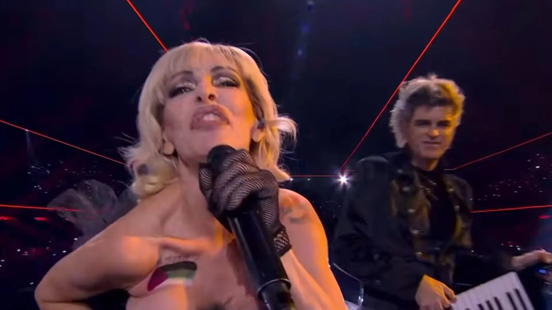 
                    Representante de Espanha na Eurovisão 2024 mostra o peito pela Palestina
                