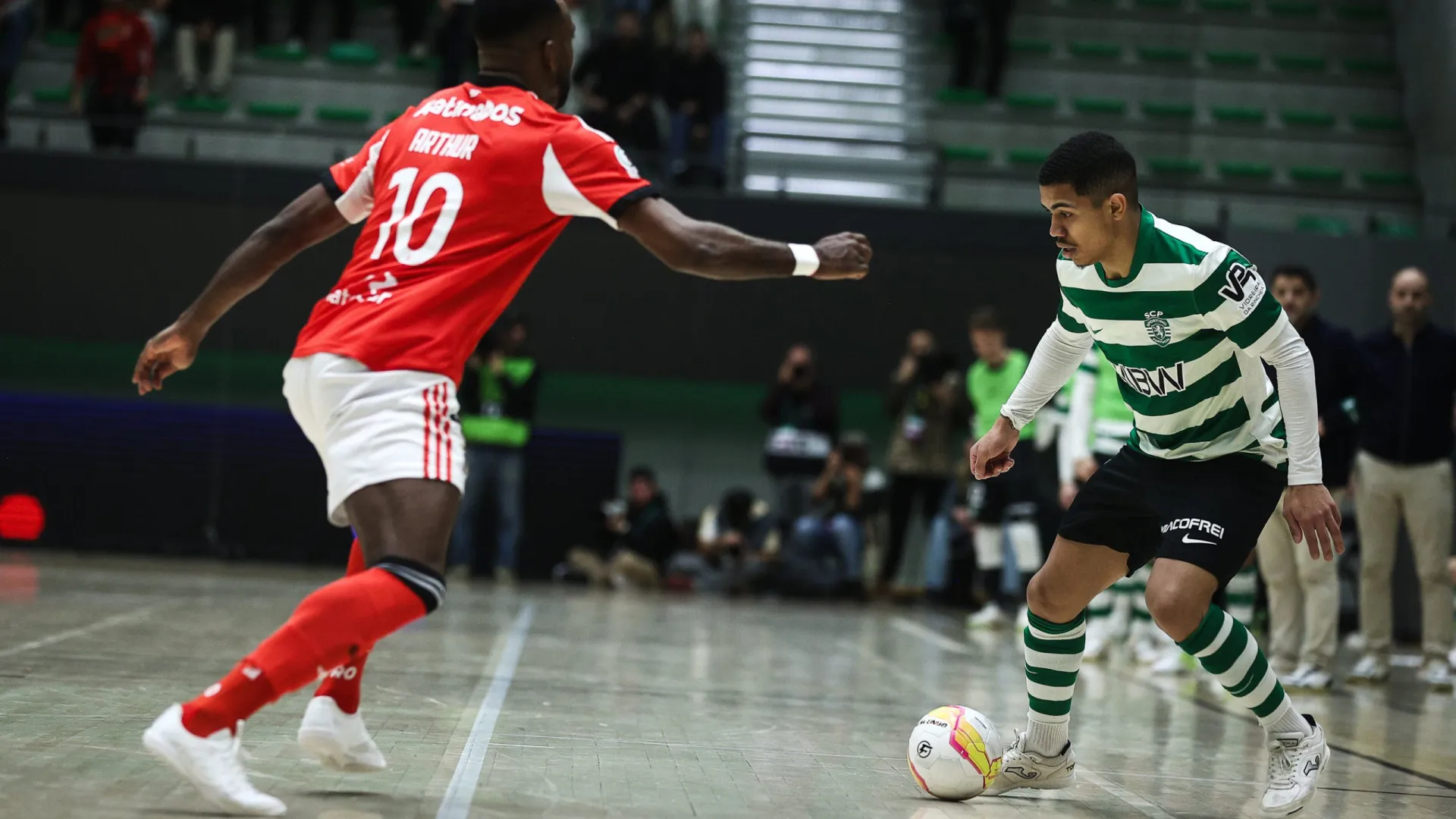 Mais um dérbi entre Benfica e Sporting. Caos entre adeptos deixa marcas