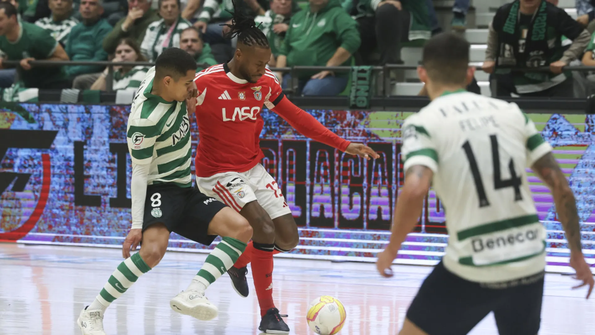 
                    Épico. Ex-leão gela Sporting à boleia da lei do ex e Benfica salva empate
                