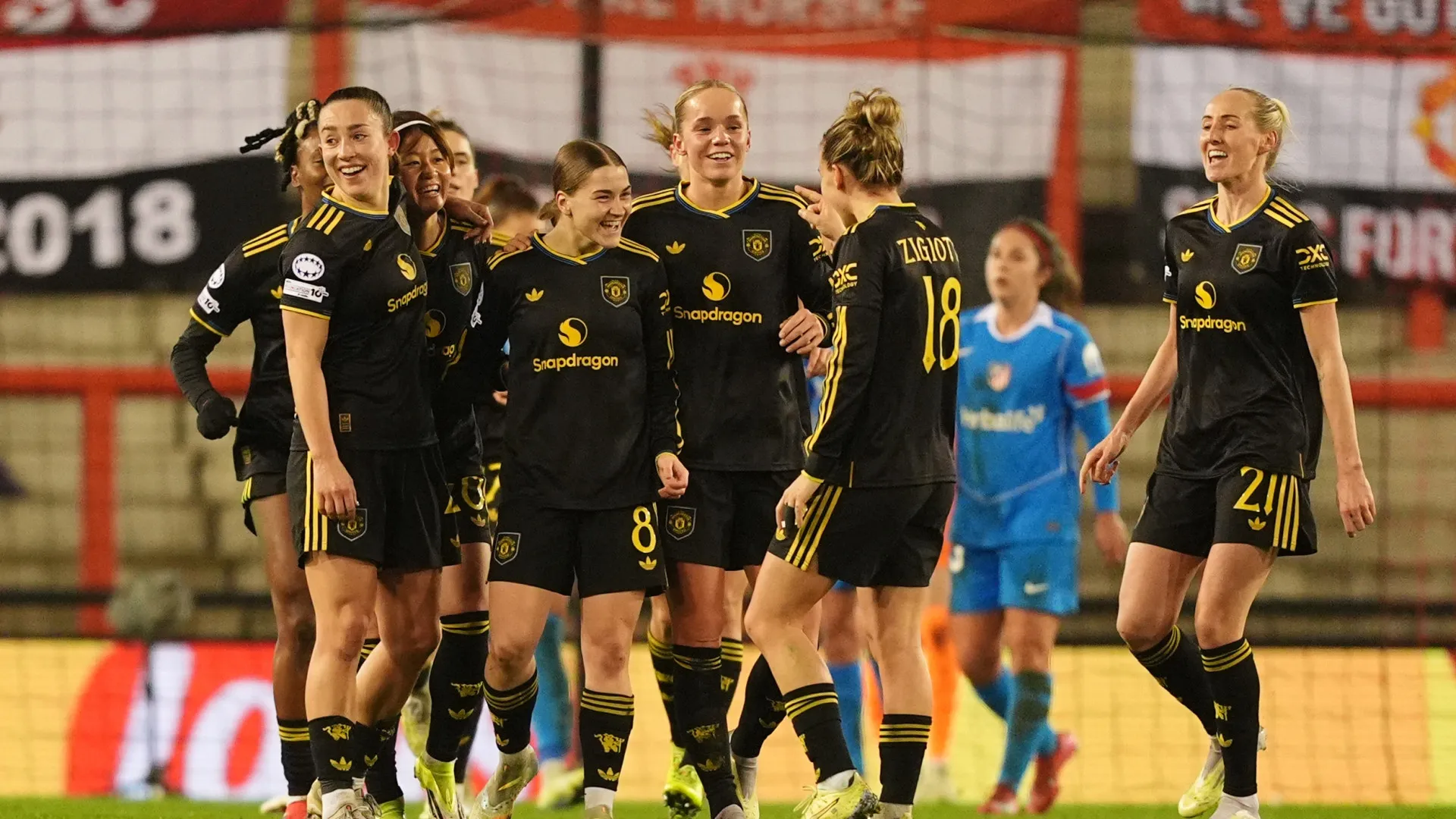 
                    Wolfsburgo e Manchester United seguem em frente na Champions feminina
                