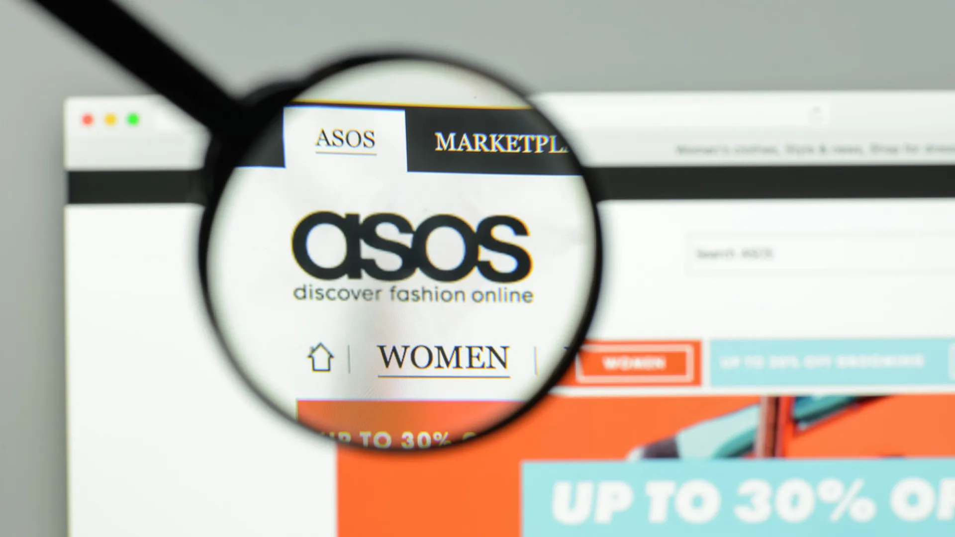 
                    Co-fundador da Asos encontrado morto na Tailândia. Caiu de 17.º andar
                