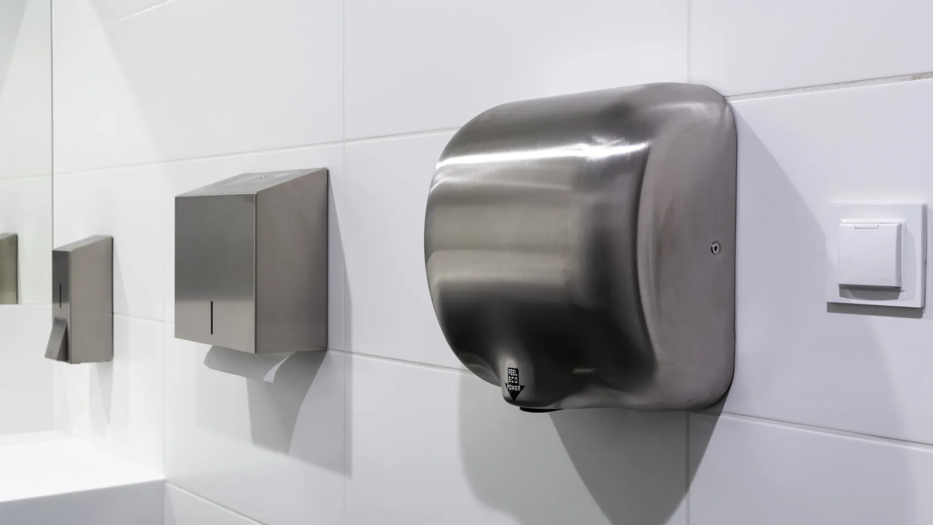 
                    Secadores vs papel: Qual a melhor forma de secar as mãos num WC público?
                