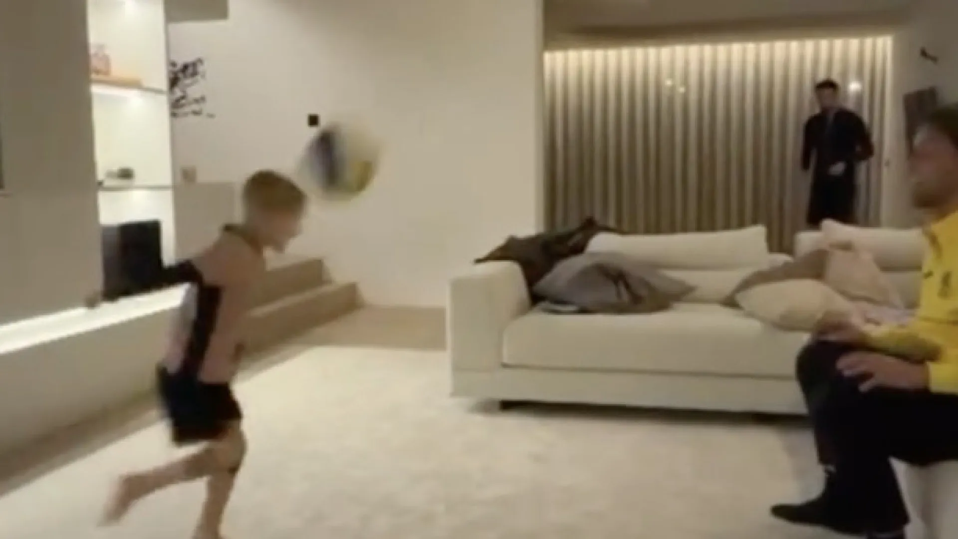 
                    Bruno Fernandes não consegue parar de assistir, nem mesmo... em casa
                