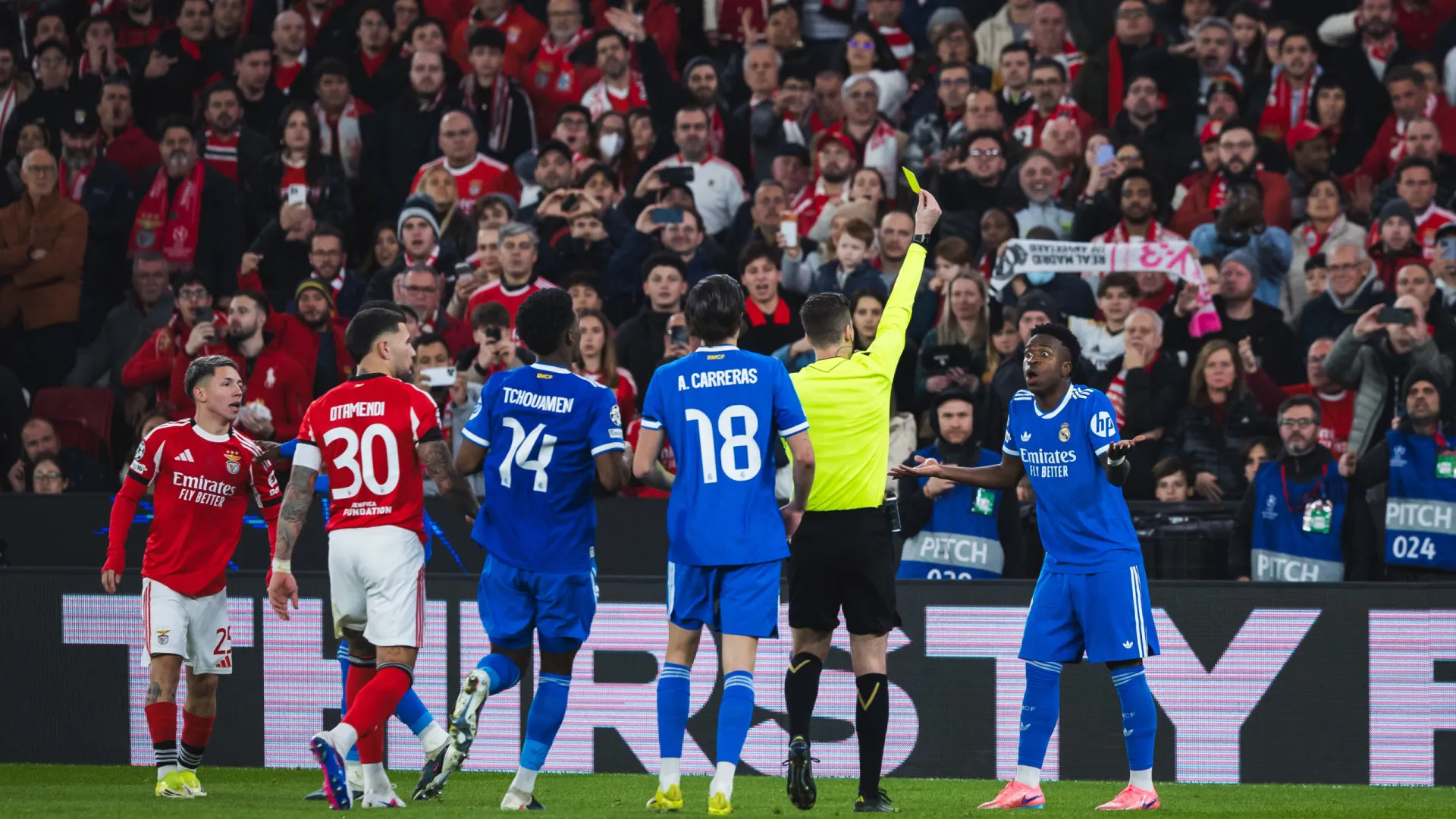 Benfica abre inquérito a gestos racistas contra Vinícius Júnior na Luz