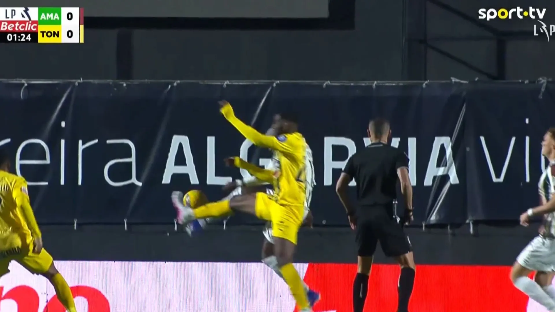 
                    Decisão correta? O penálti do Estrela-Tondela que promete correr mundo
                