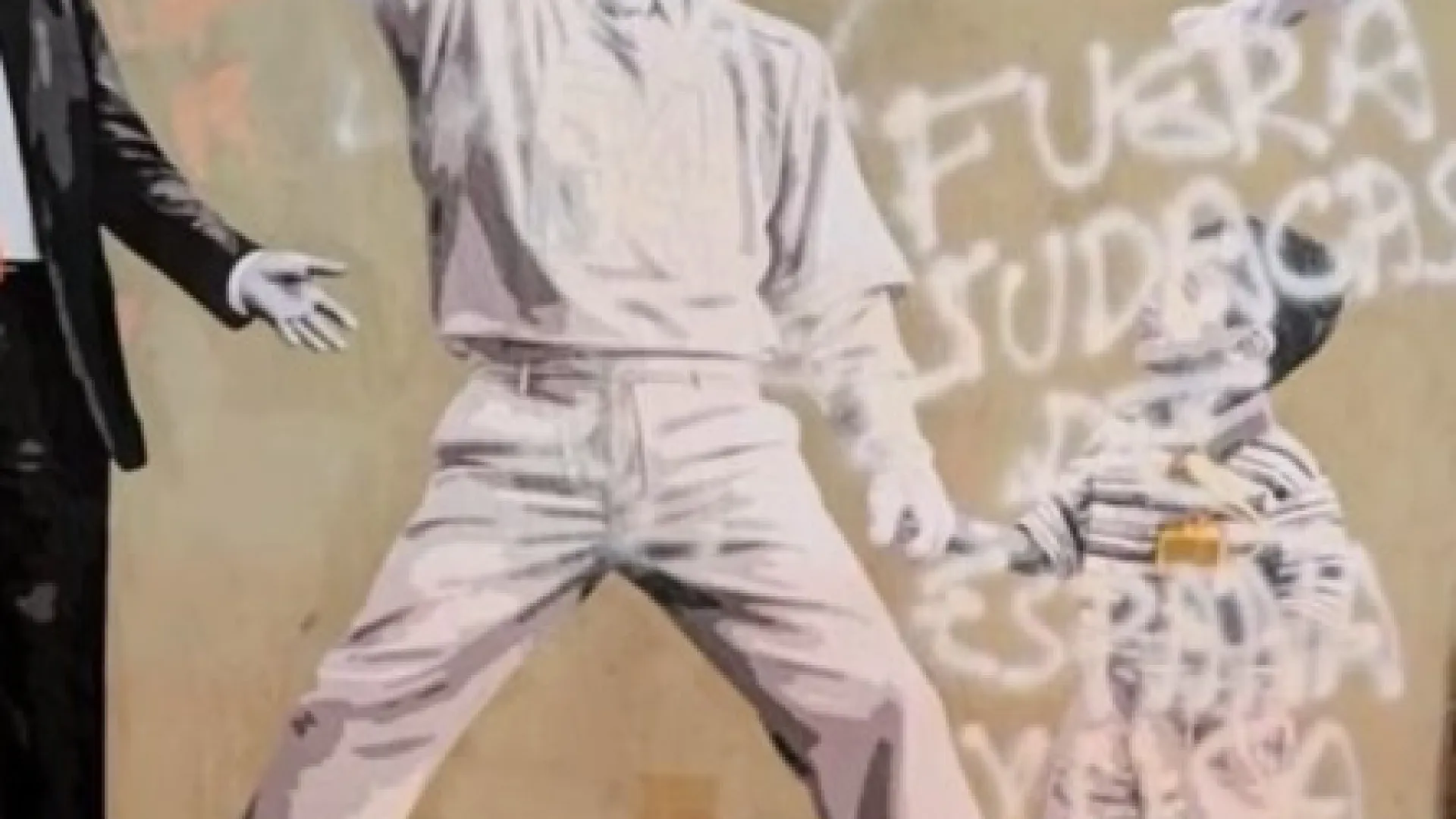 
                    Mural de Bad Bunny em Barcelona vandalizado: 