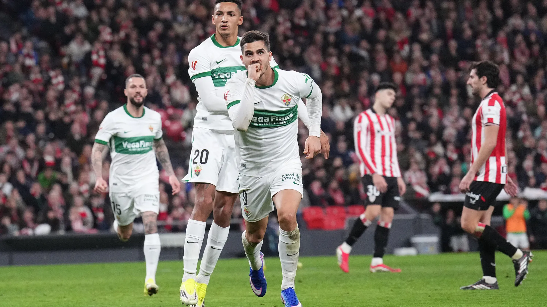 
                    André Silva marca mas não impede derrota do Elche em Bilbau
                