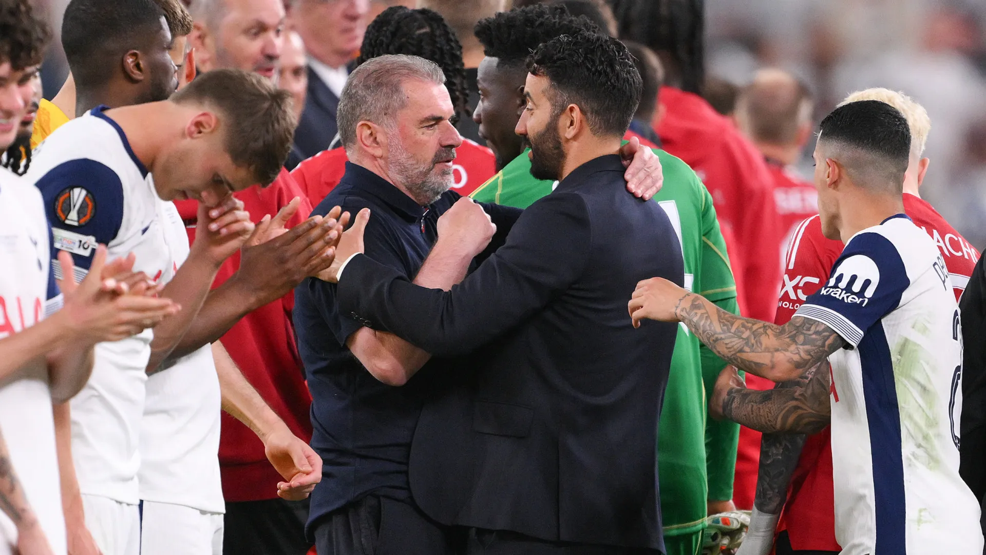 
                    Postecoglou explica como deu início ao fim de Amorim no Manchester United
                