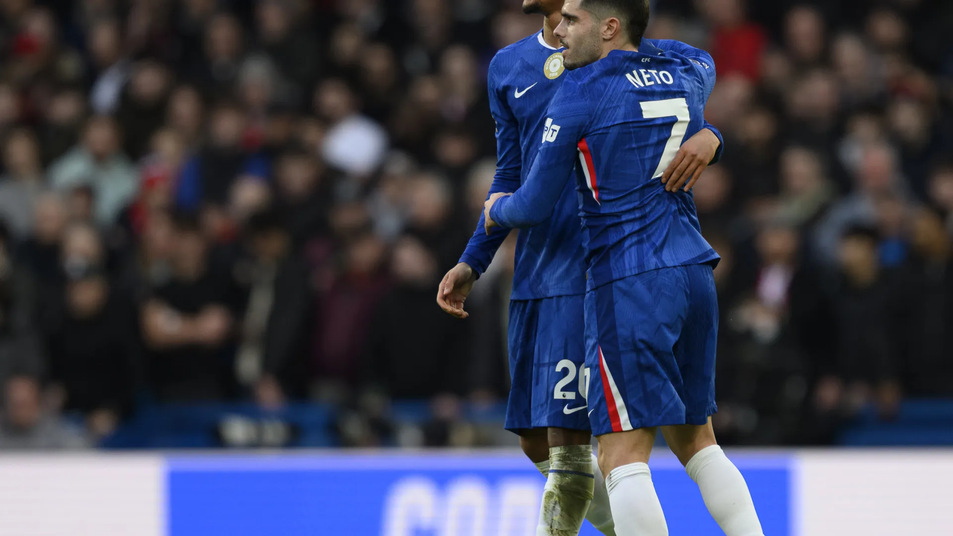 
                    Expulsão e balde de água fria tramam Chelsea e Pedro Neto ante o Burnley
                