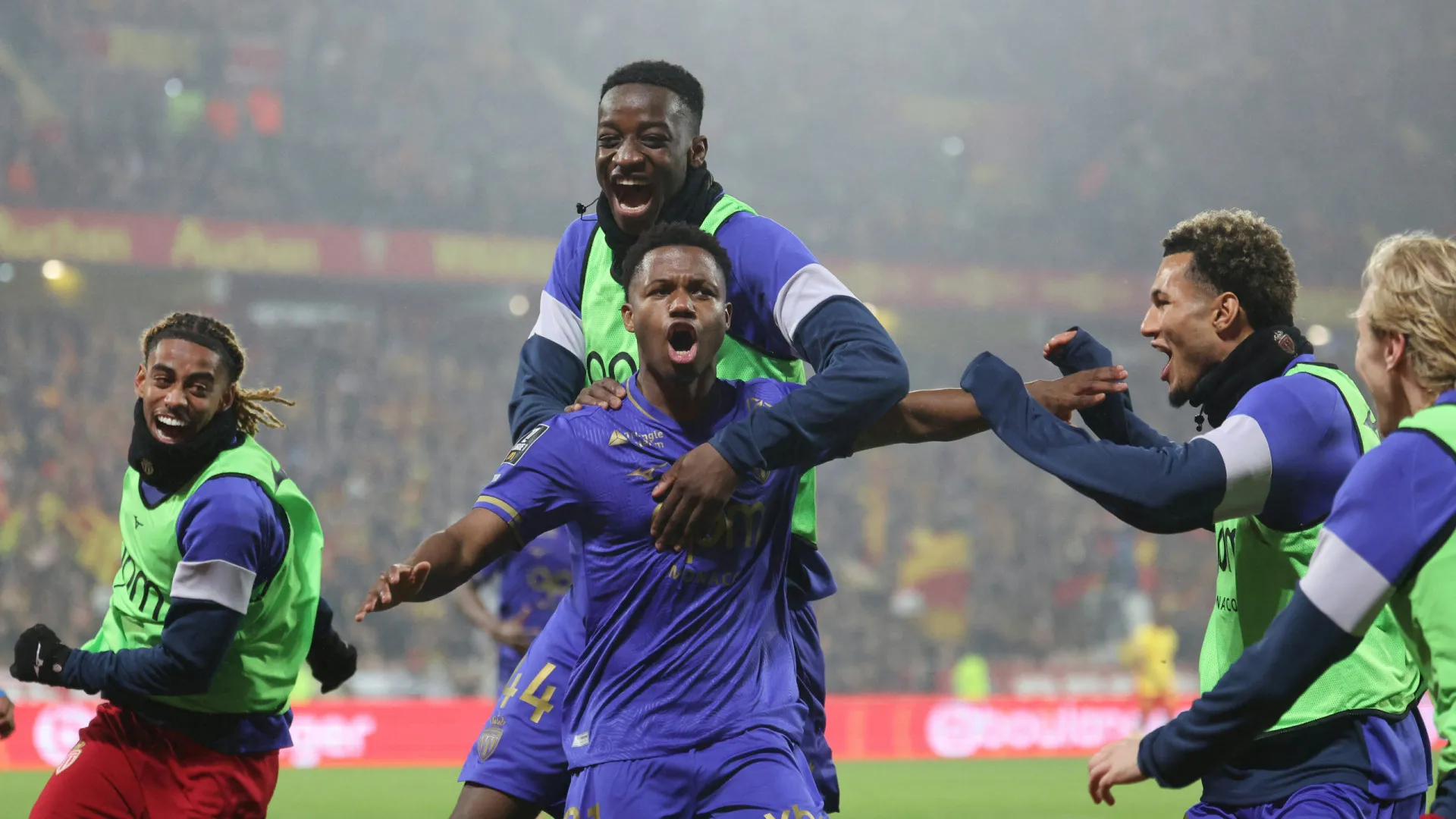 
                    Remontada épica. Monaco bate Lens e coloca liderança em risco
                