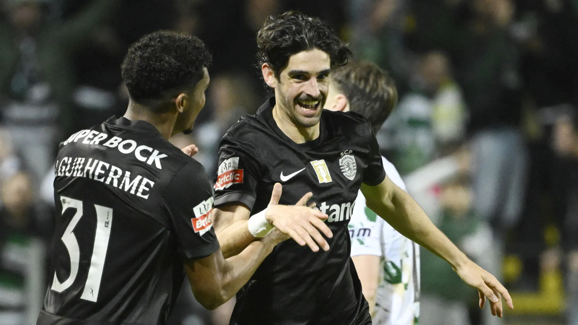 
                    Sem problemas, Sporting vence no Minho e mantém perseguição ao FC Porto
                