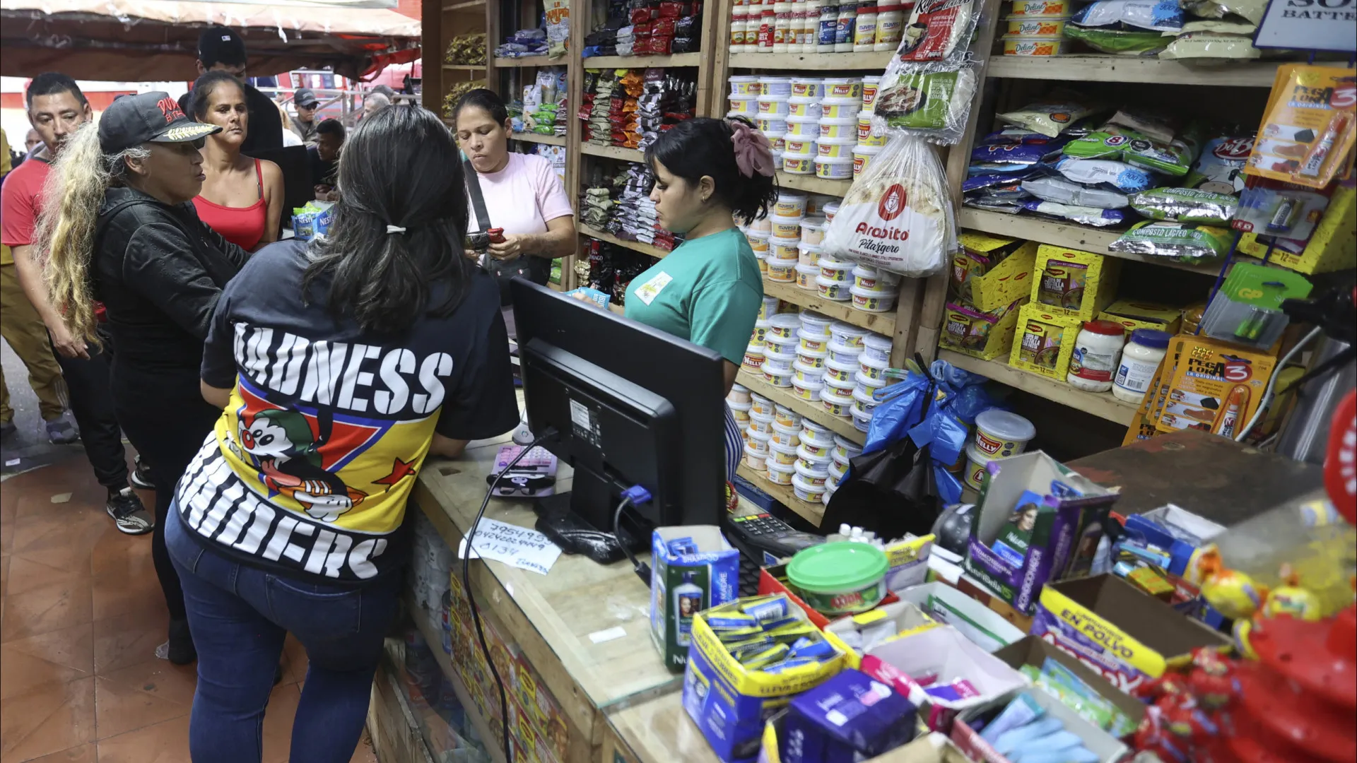 
                    Luso-venezuelanos esperam estabilidade com queda dos preços dos produtos
                