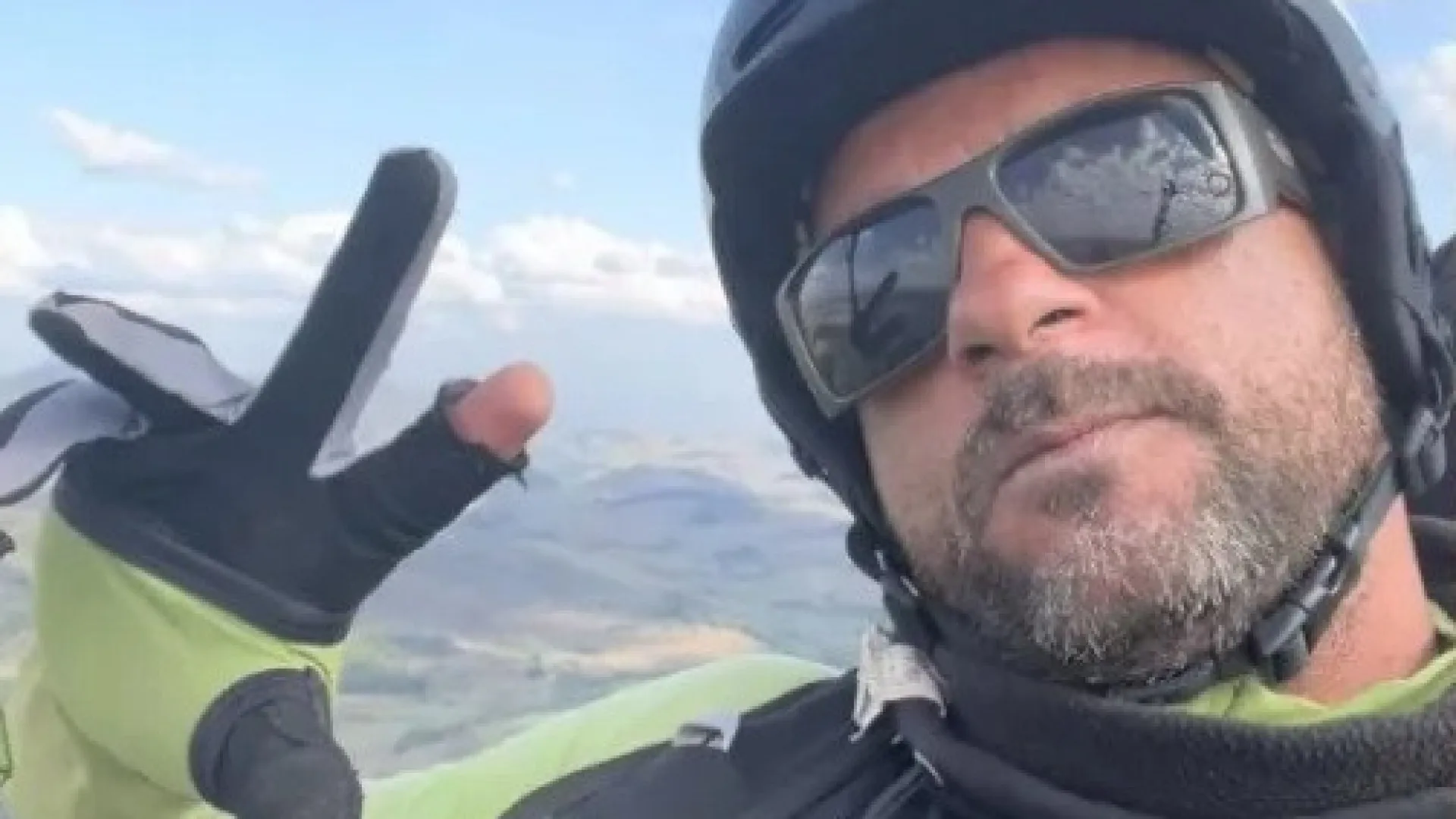 
                    Turista e instrutor morrem após queda de asa delta no mar no Brasil
                