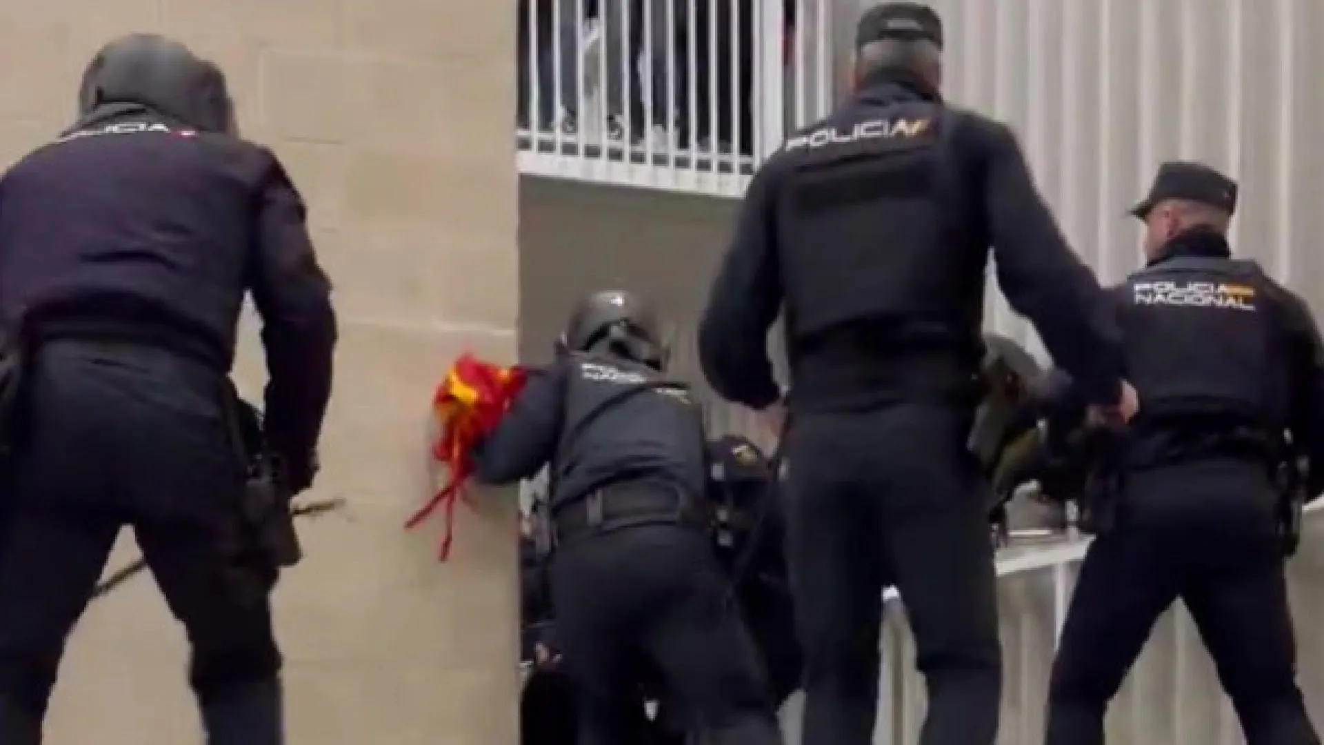 
                    Caos total. Adeptos do Osasuna envolvem-se em confrontos com polícia
                