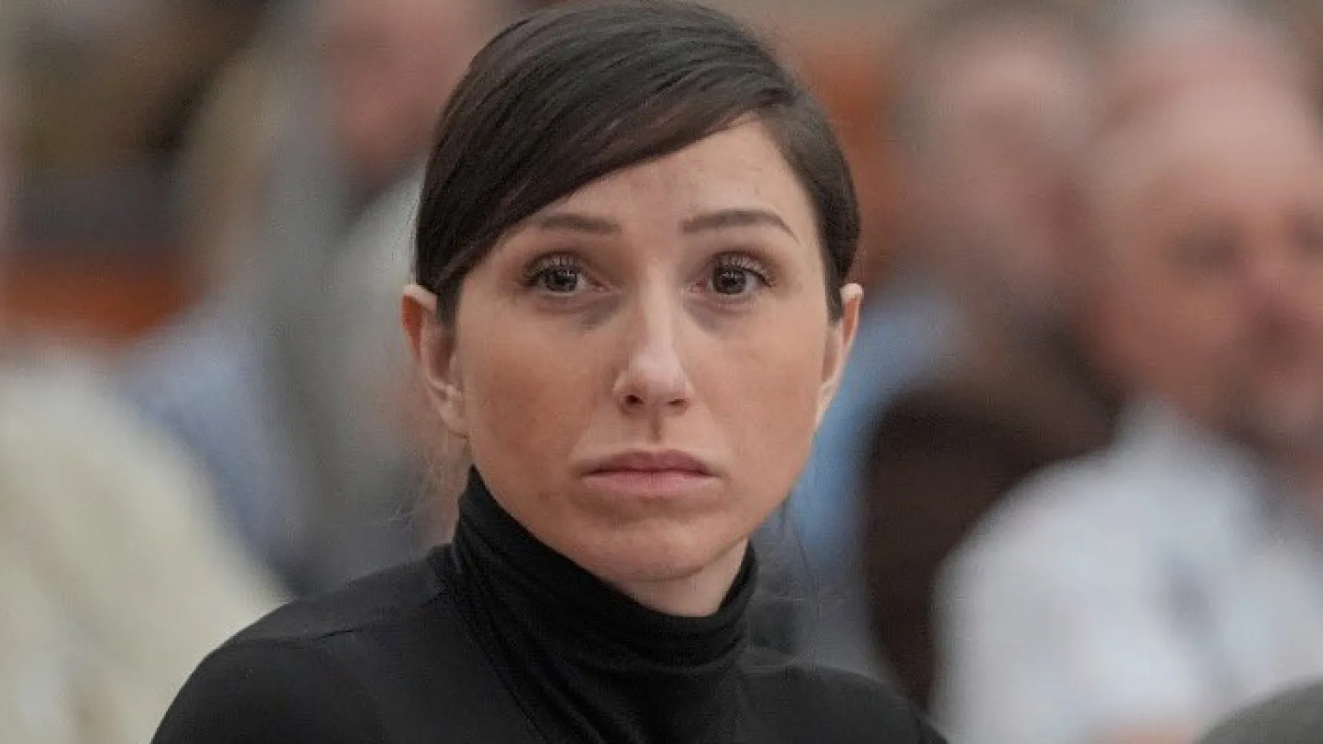 
                    Lança obra sobre luto do marido que terá matado. Julgamento começa amanhã
                