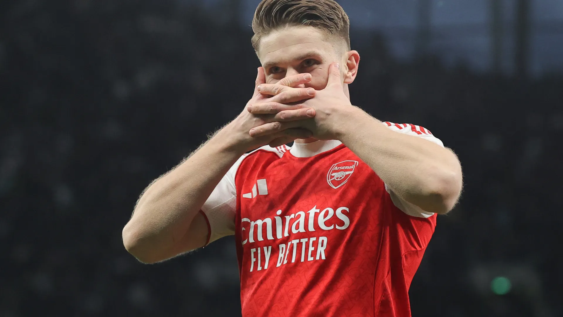 
                    De bis em bis, Arsenal vence Tottenham no dérbi e descola no topo
                